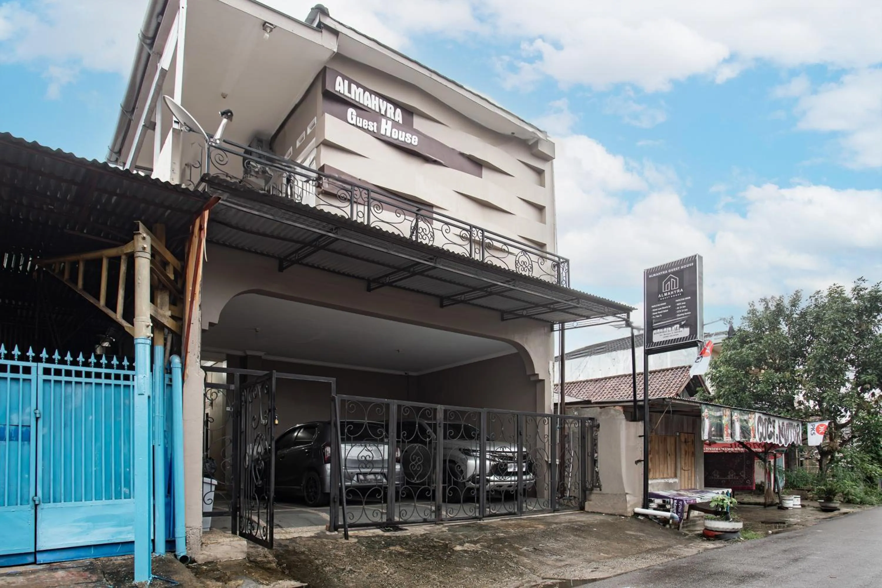 Facade/entrance in Hotel O Almahyra Guest House Syariah