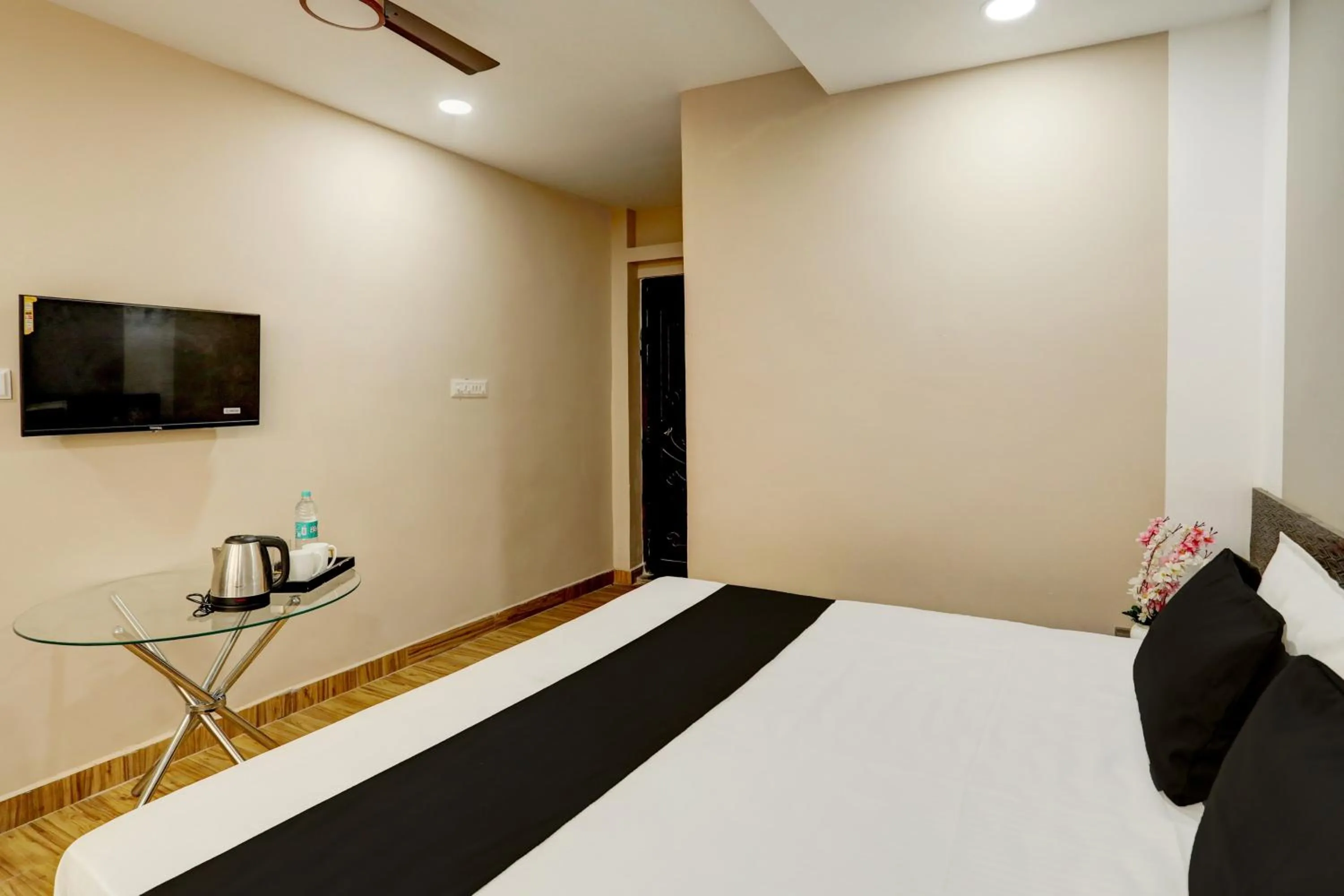 Bedroom, Bed in Hotel O Raisi Residency Hotel