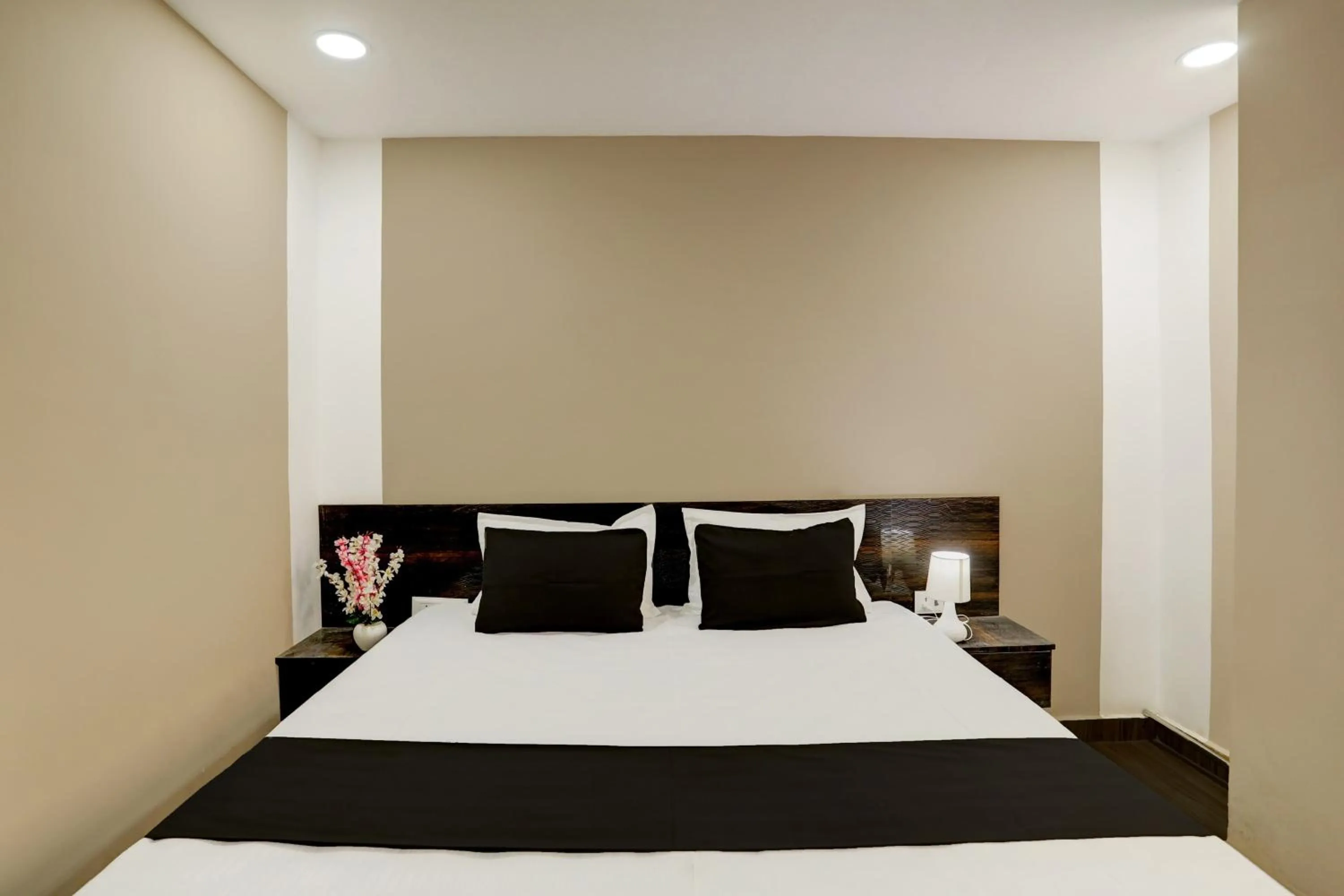 Bedroom, Bed in Hotel O Raisi Residency Hotel