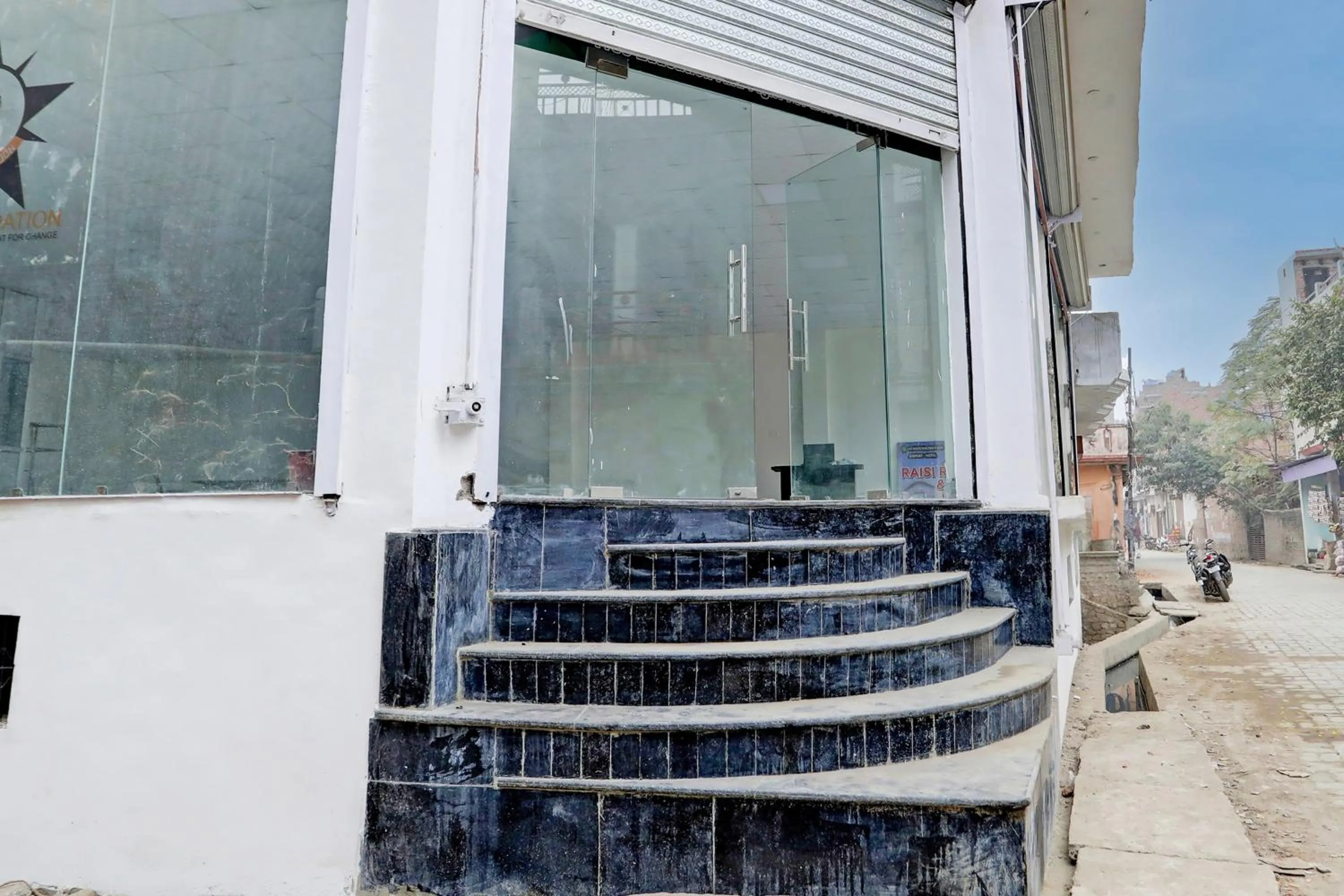 Facade/entrance in Hotel O Raisi Residency Hotel