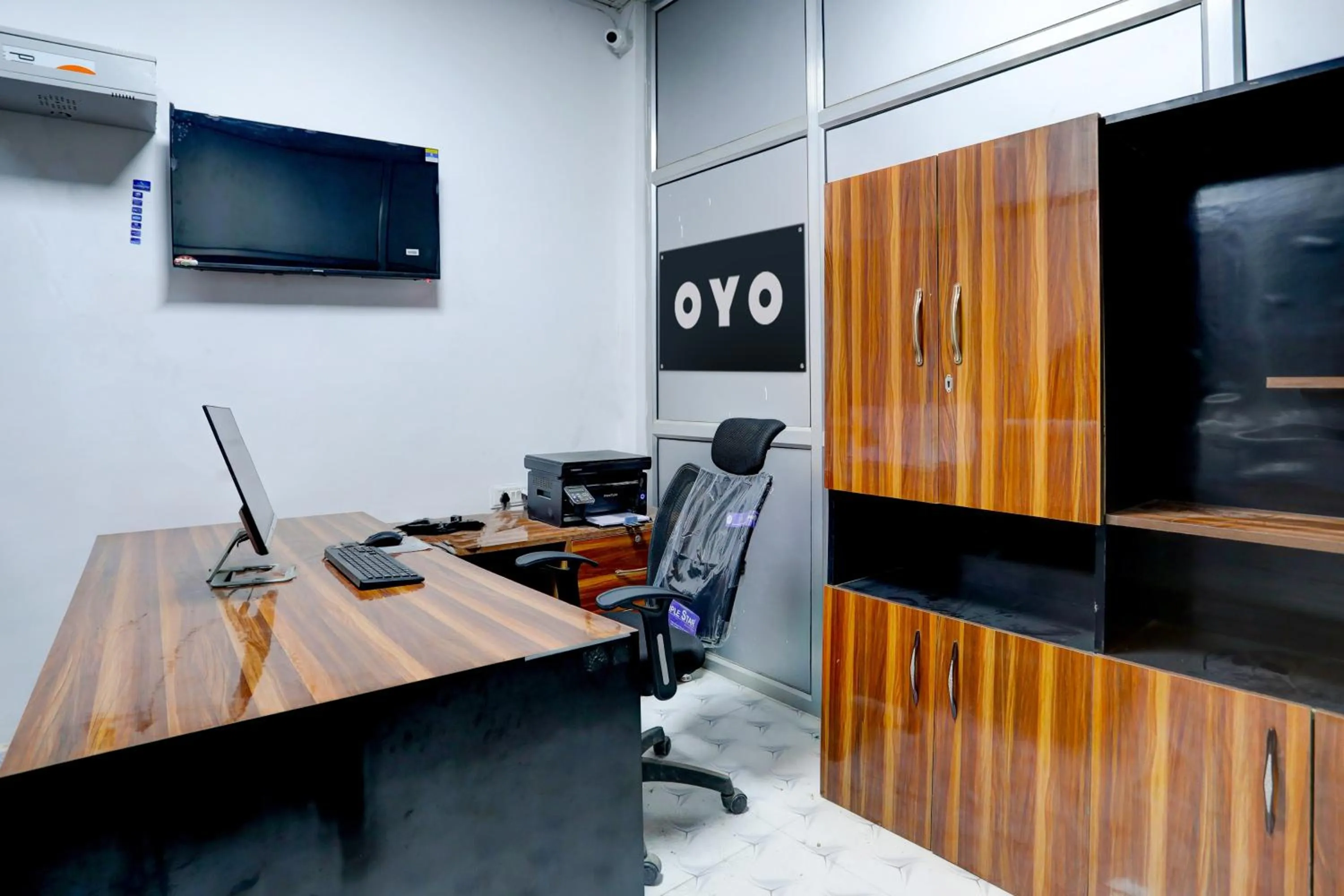 Lobby or reception in Hotel O Raisi Residency Hotel