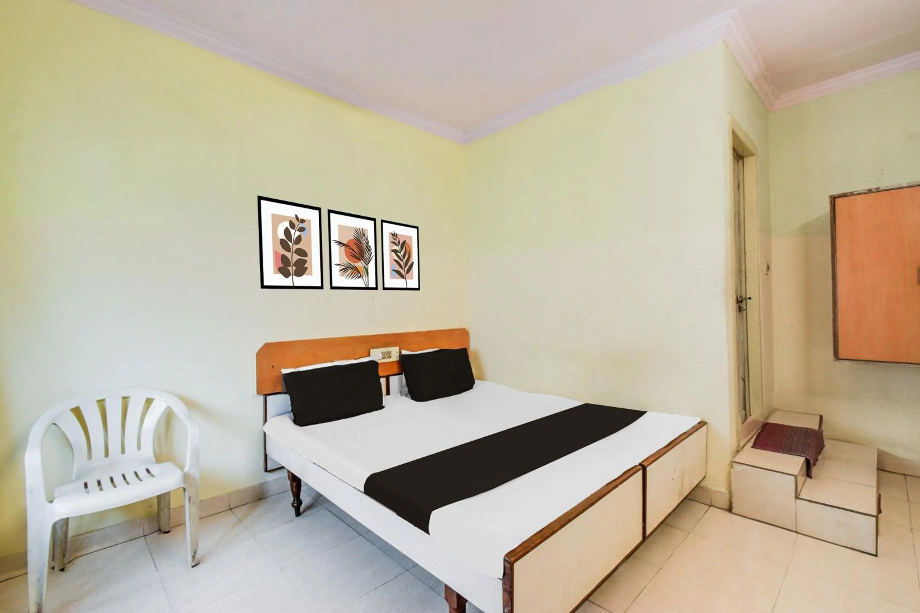 Bedroom in Hotel O New Sri Sai Amaravati Lodge