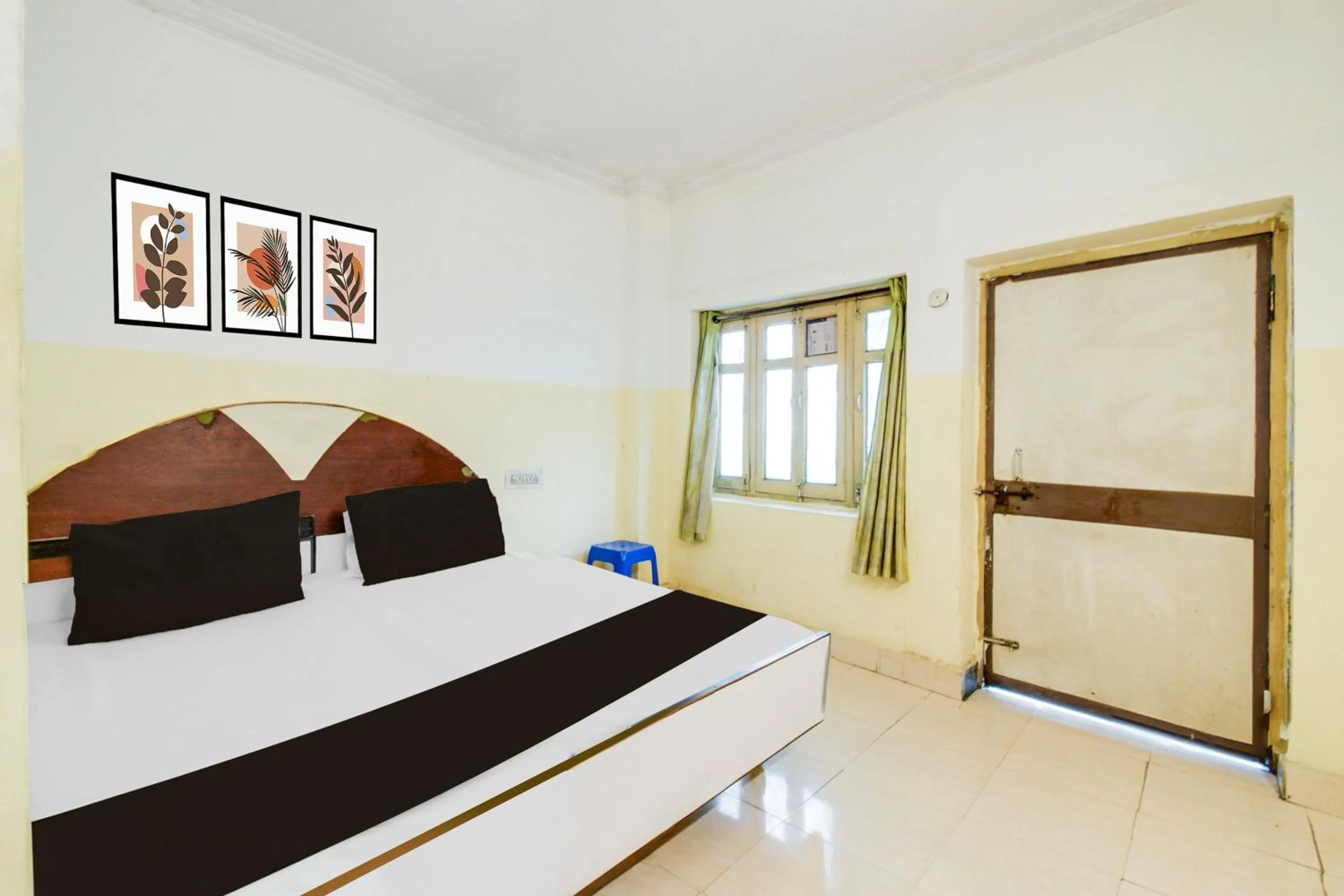 Bedroom in Hotel O New Sri Sai Amaravati Lodge