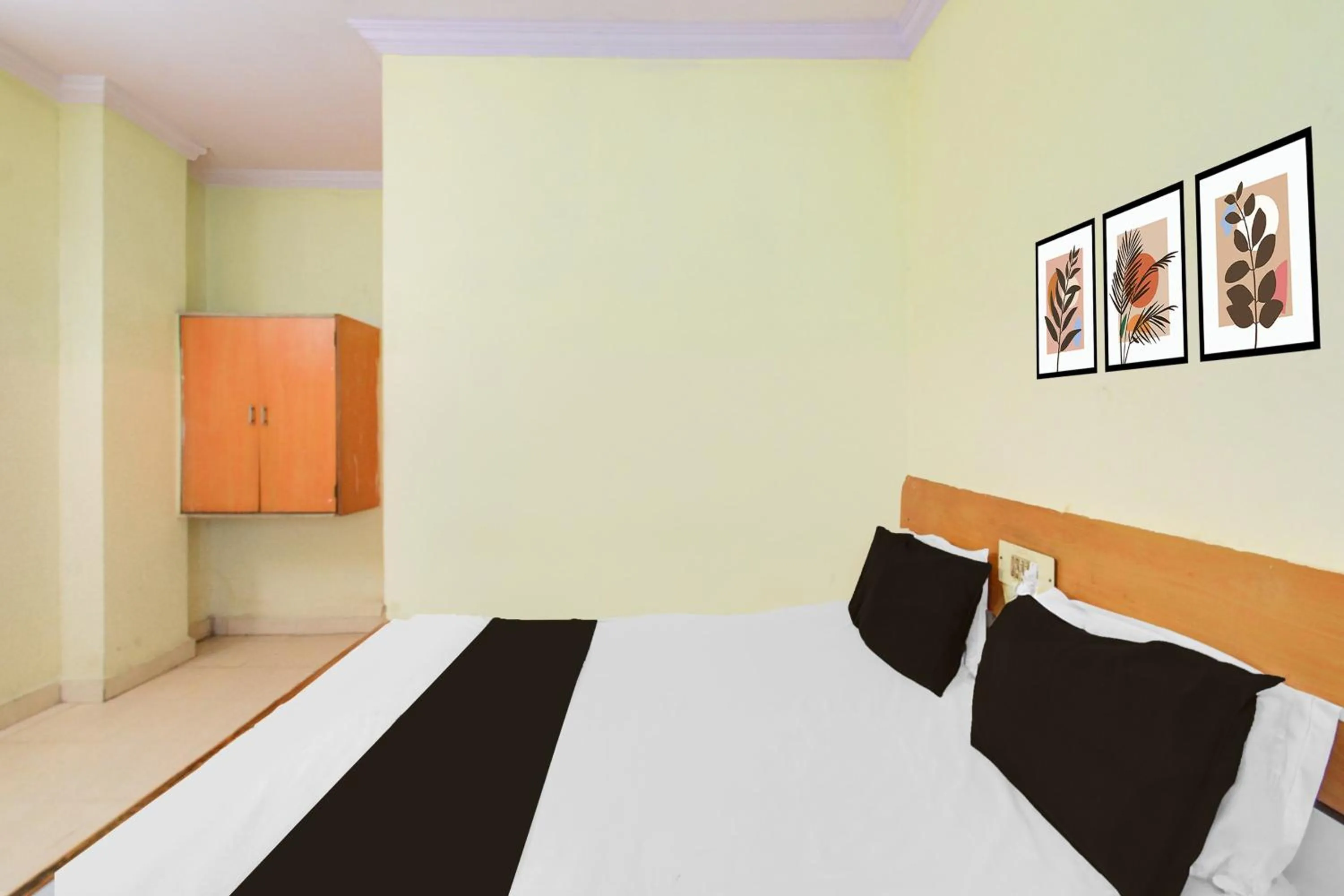 Bedroom in Hotel O New Sri Sai Amaravati Lodge