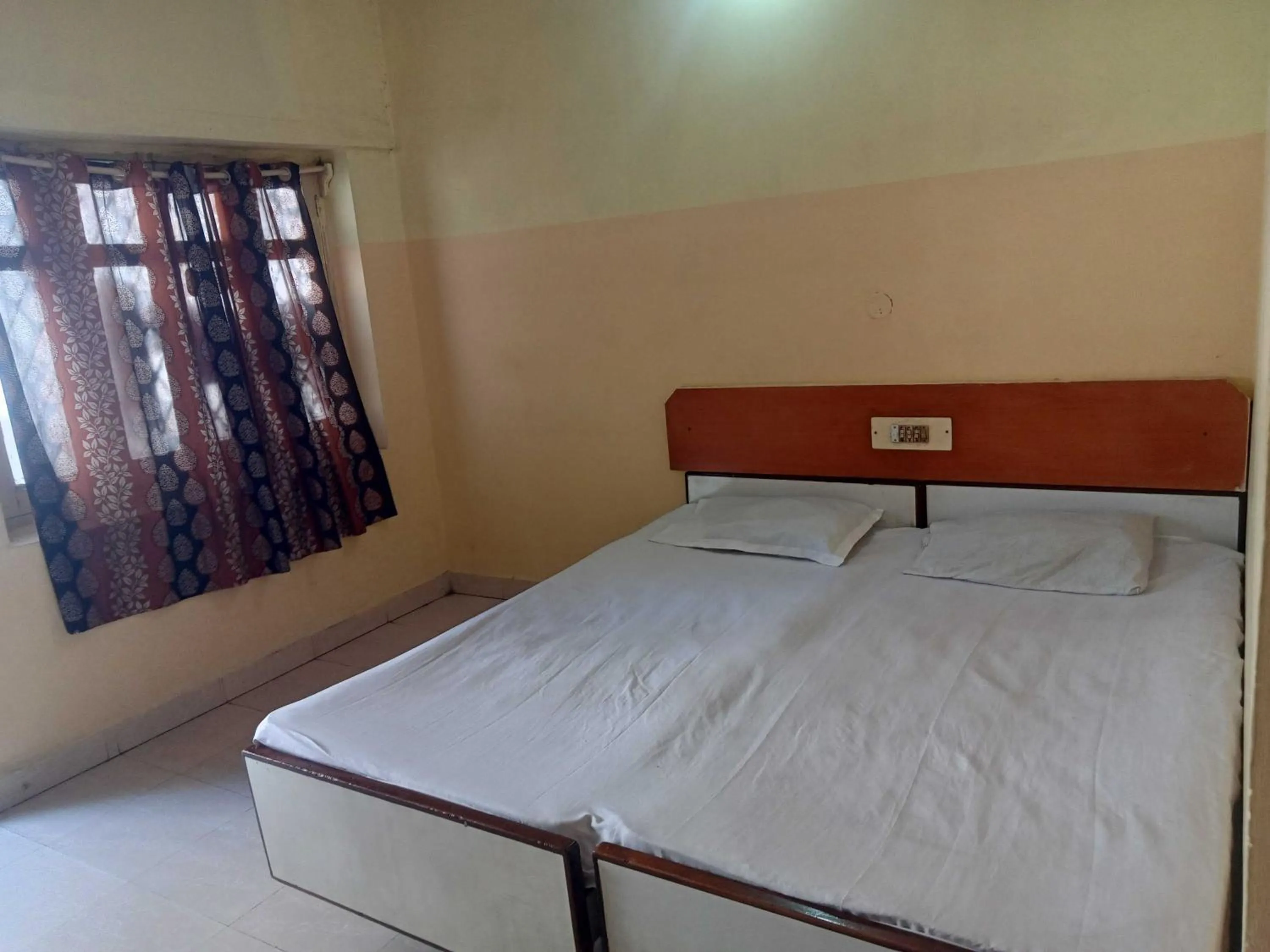 Bedroom in Hotel O New Sri Sai Amaravati Lodge