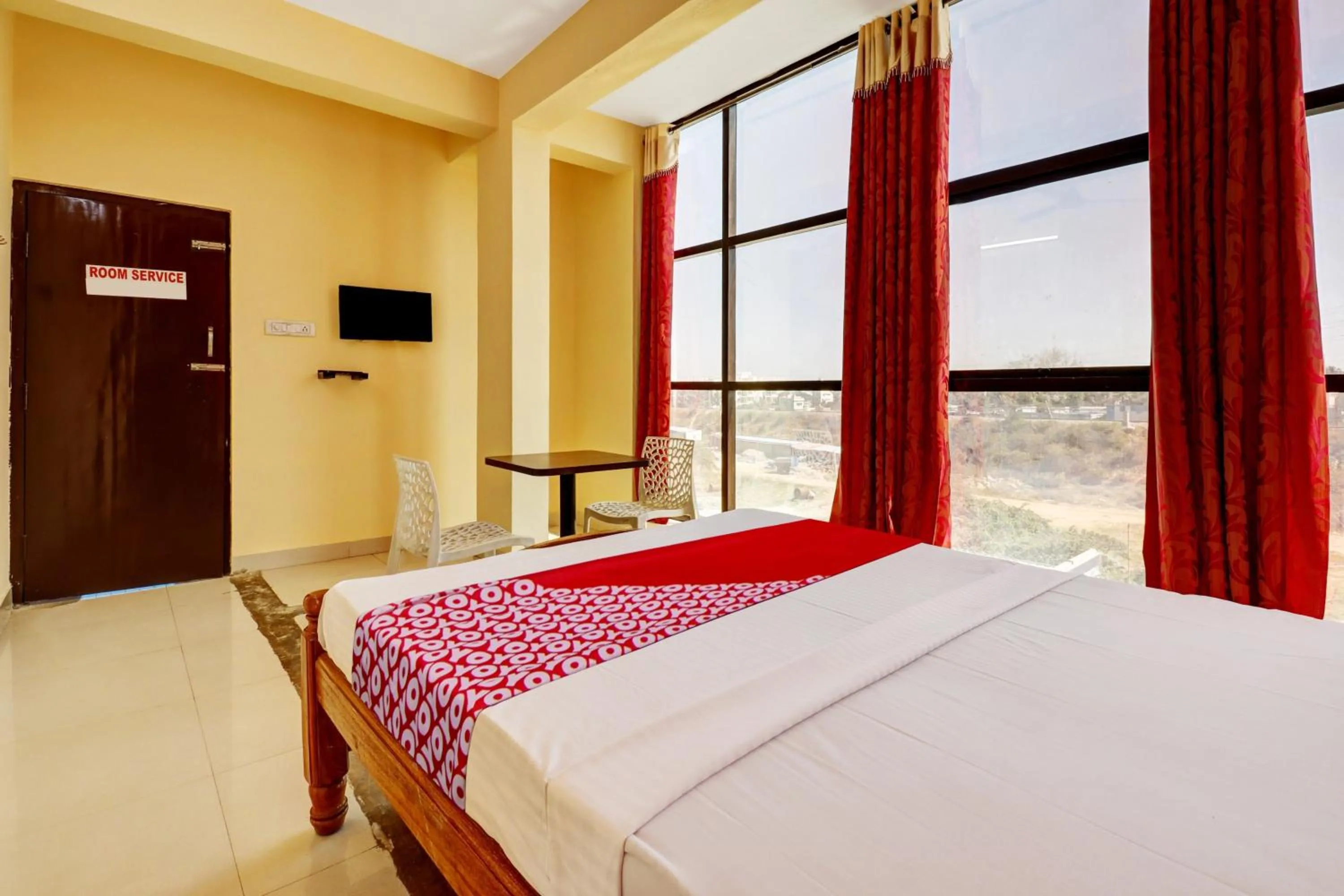 Bedroom in Hotel O S.L.V Boarding & Lodging