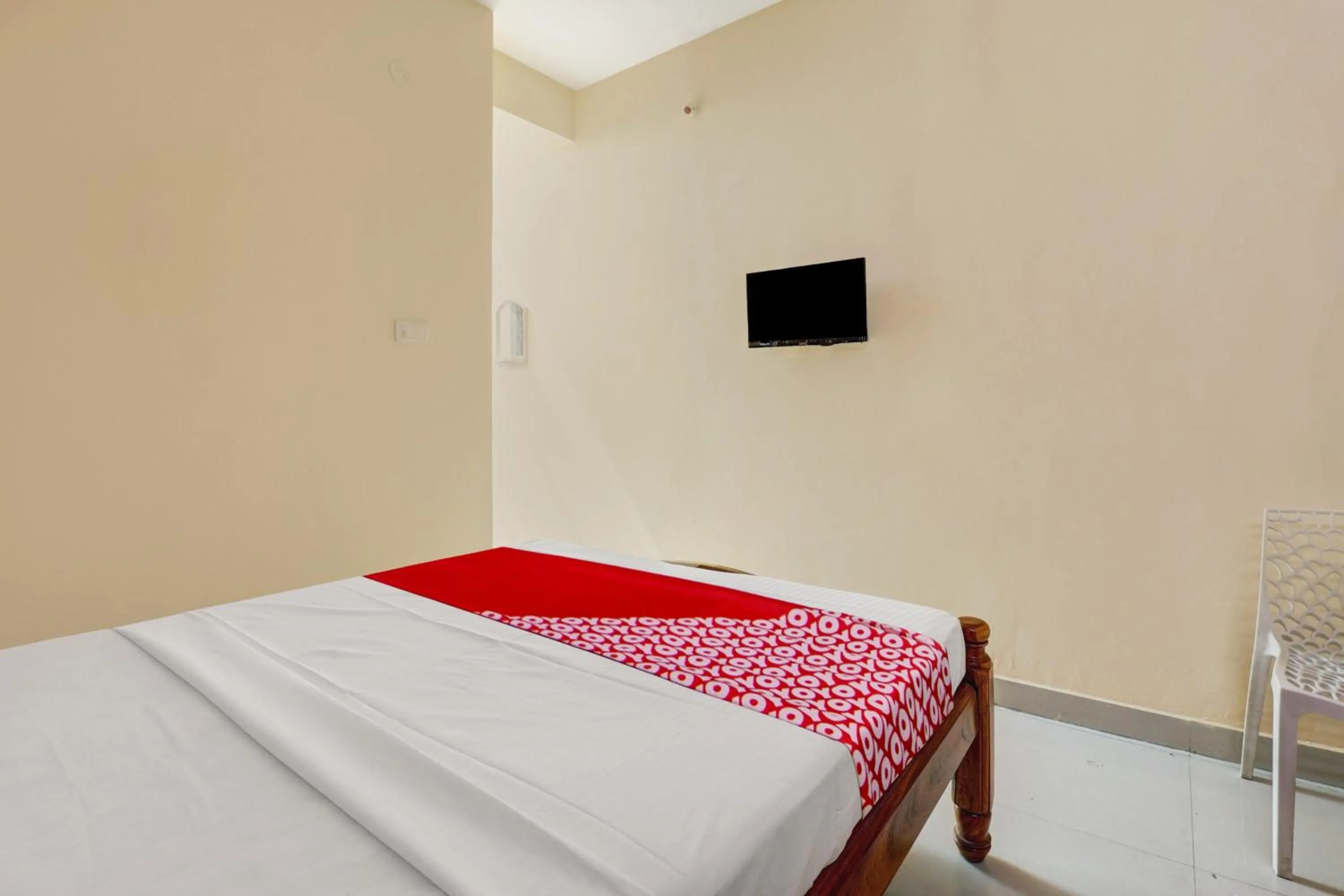 Bedroom in Hotel O S.L.V Boarding & Lodging