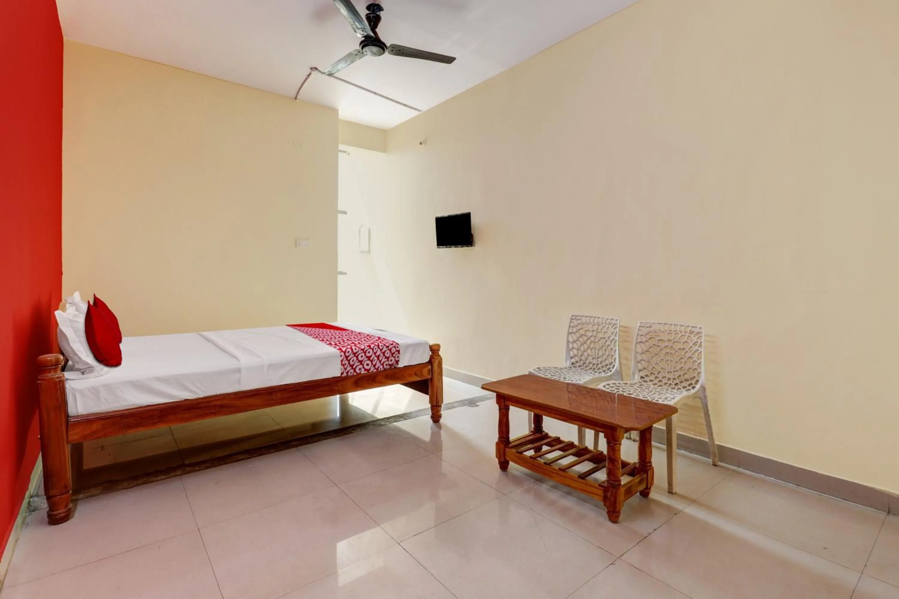 Bedroom, Bed in Hotel O S.L.V Boarding & Lodging