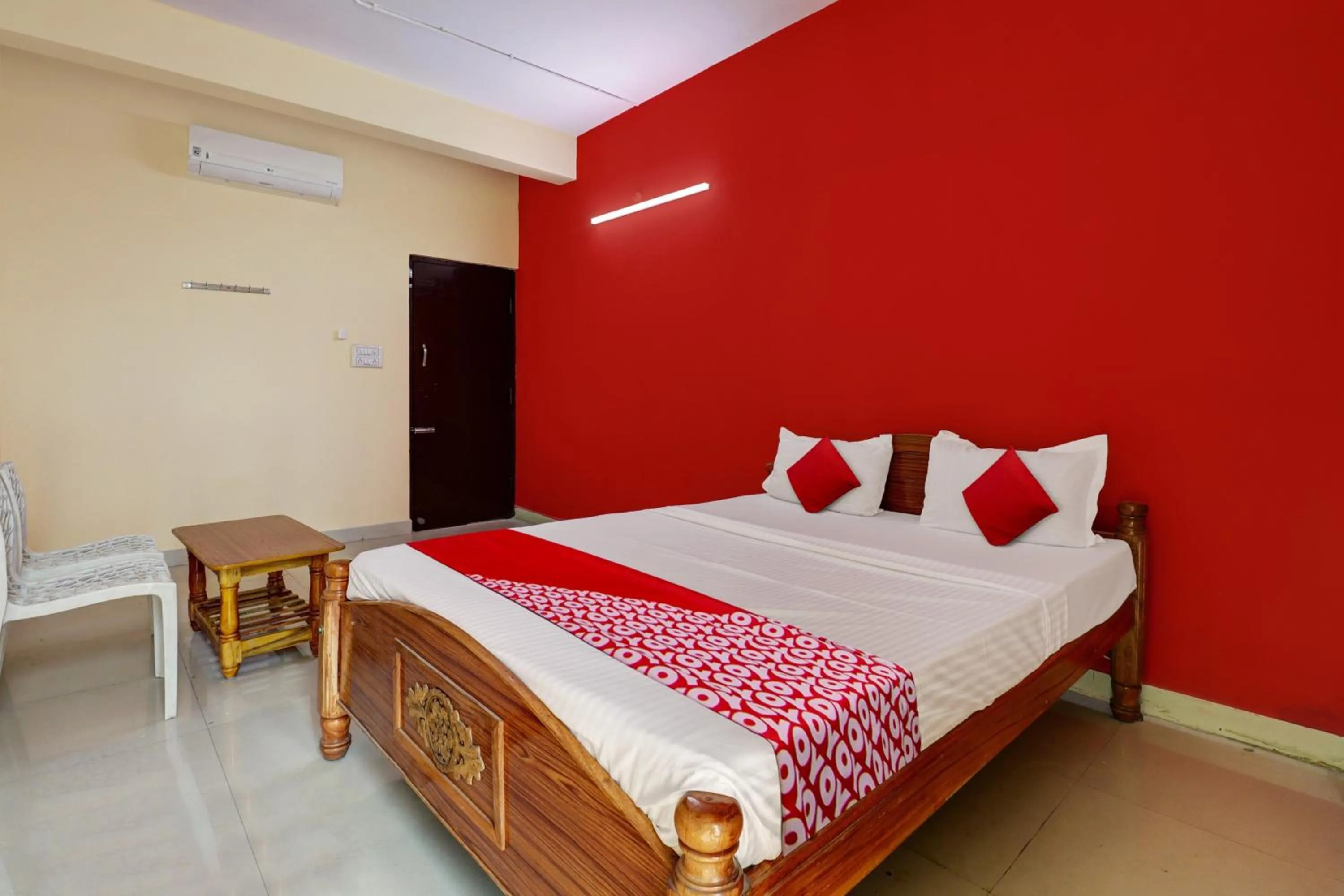 Bedroom in Hotel O S.L.V Boarding & Lodging