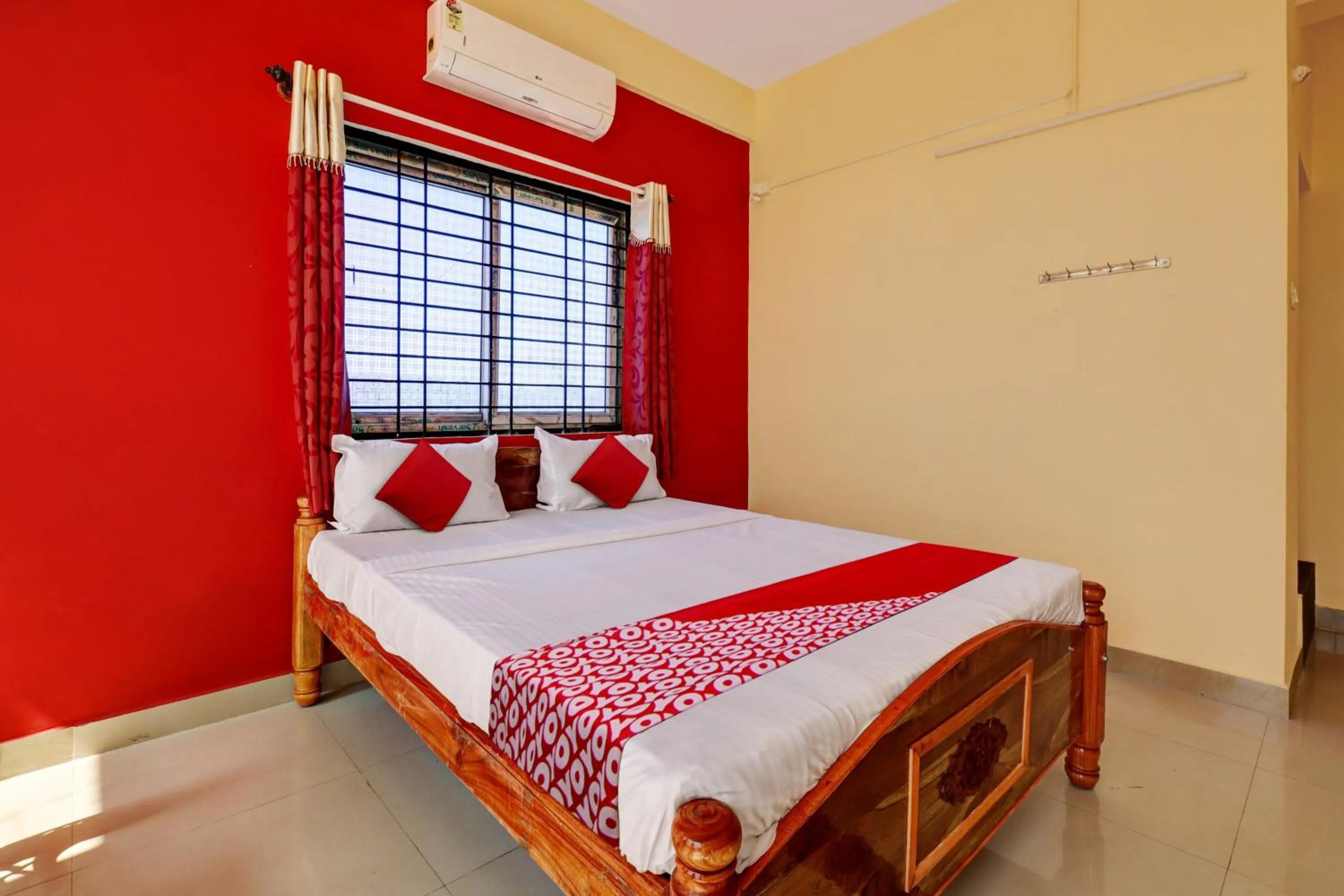 Bedroom in Hotel O S.L.V Boarding & Lodging