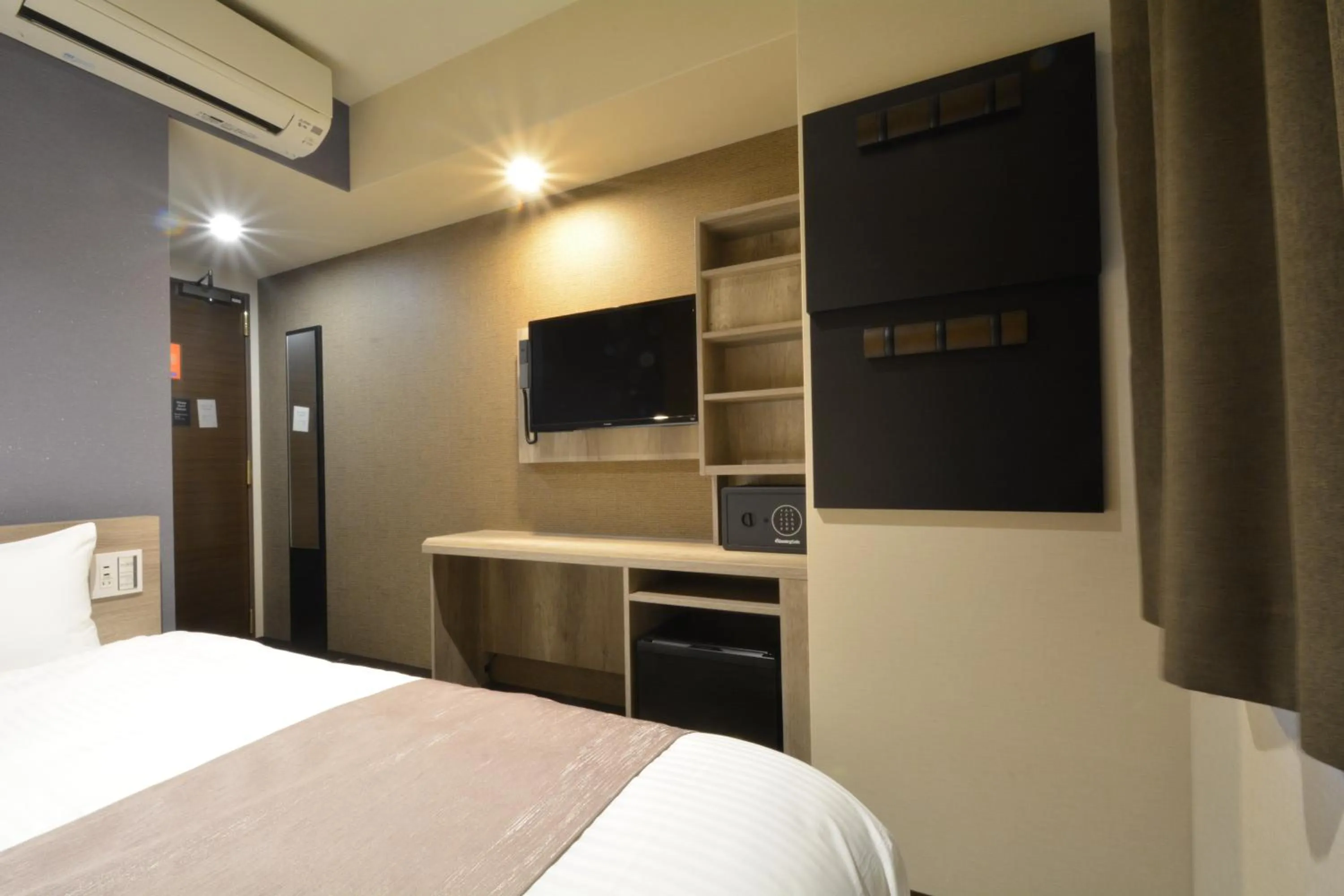 Photo of the whole room, Bed in Hotel Sanrriott Shinsaibashi