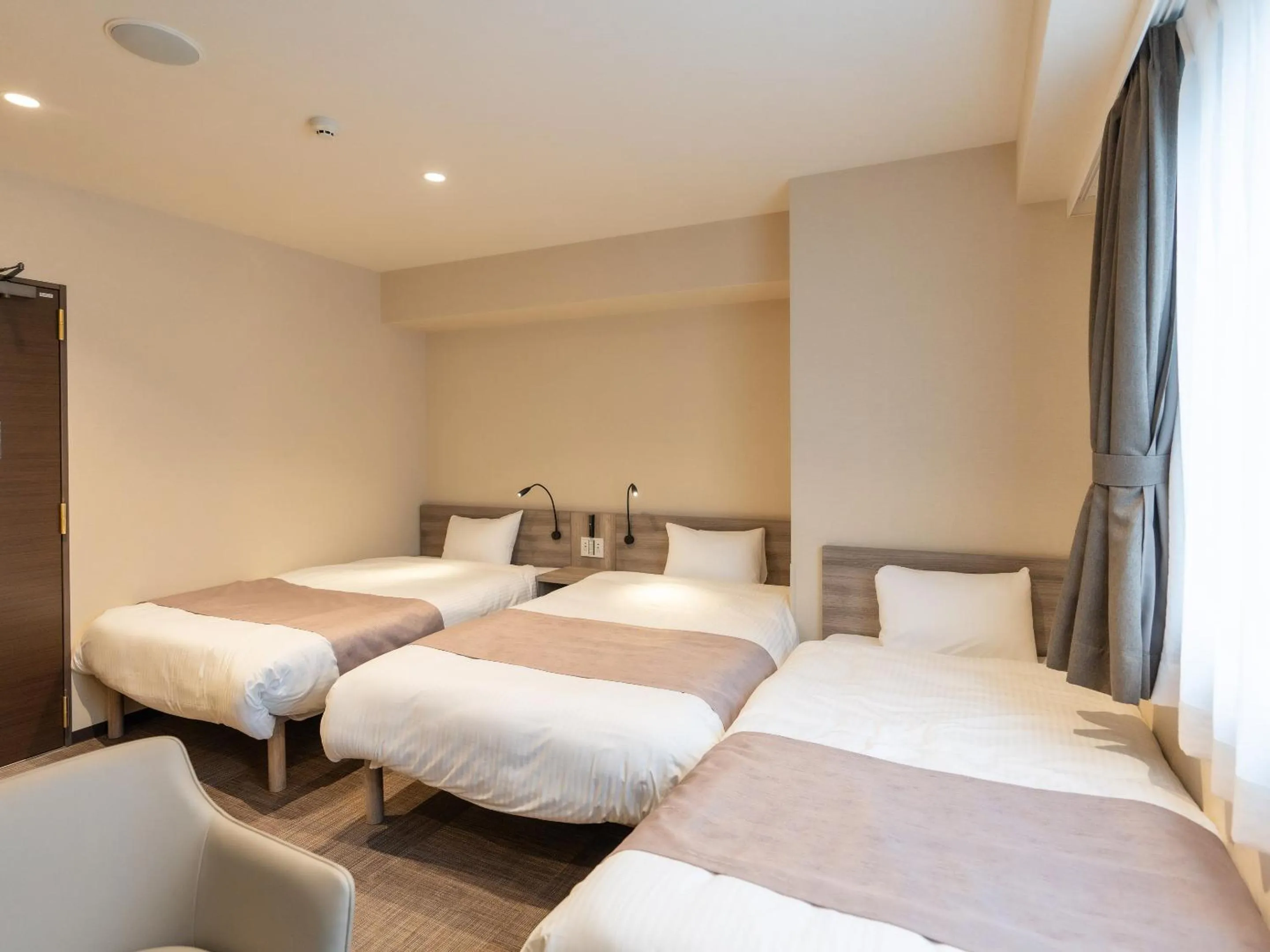 Photo of the whole room, Bed in Hotel Sanrriott Shinsaibashi