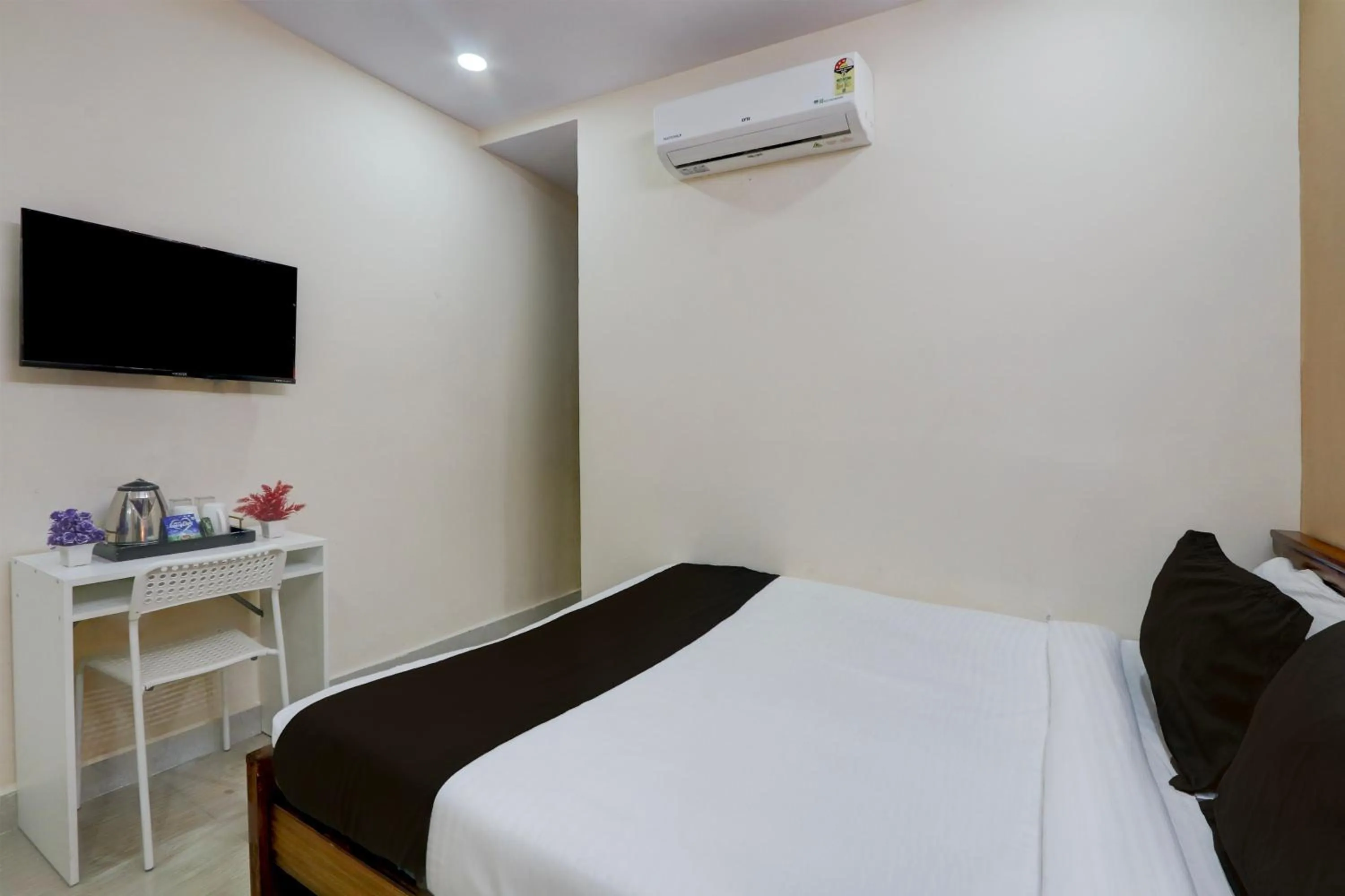 Bedroom, Bed in Super Collection O Sri Balaji Luxury rooms