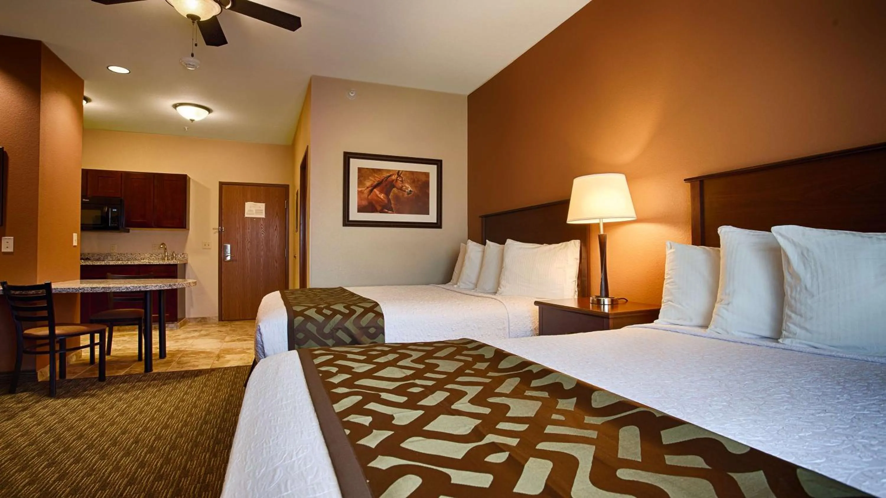 Queen Room with Two Queen Beds and Kitchenette in Best Western North Edge Inn