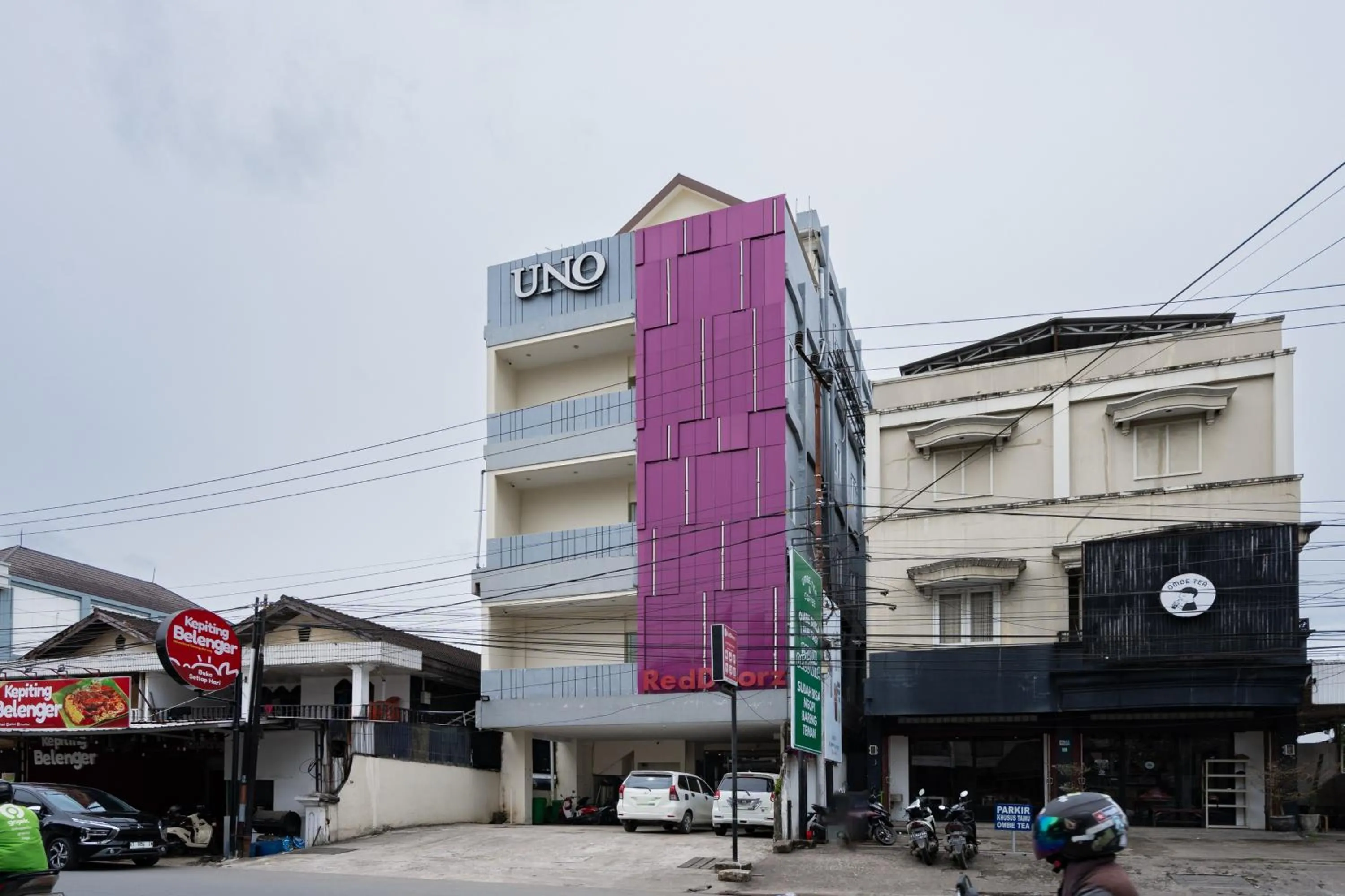 Facade/entrance in RedDoorz Plus @ UNO Jalan Merak Samarinda