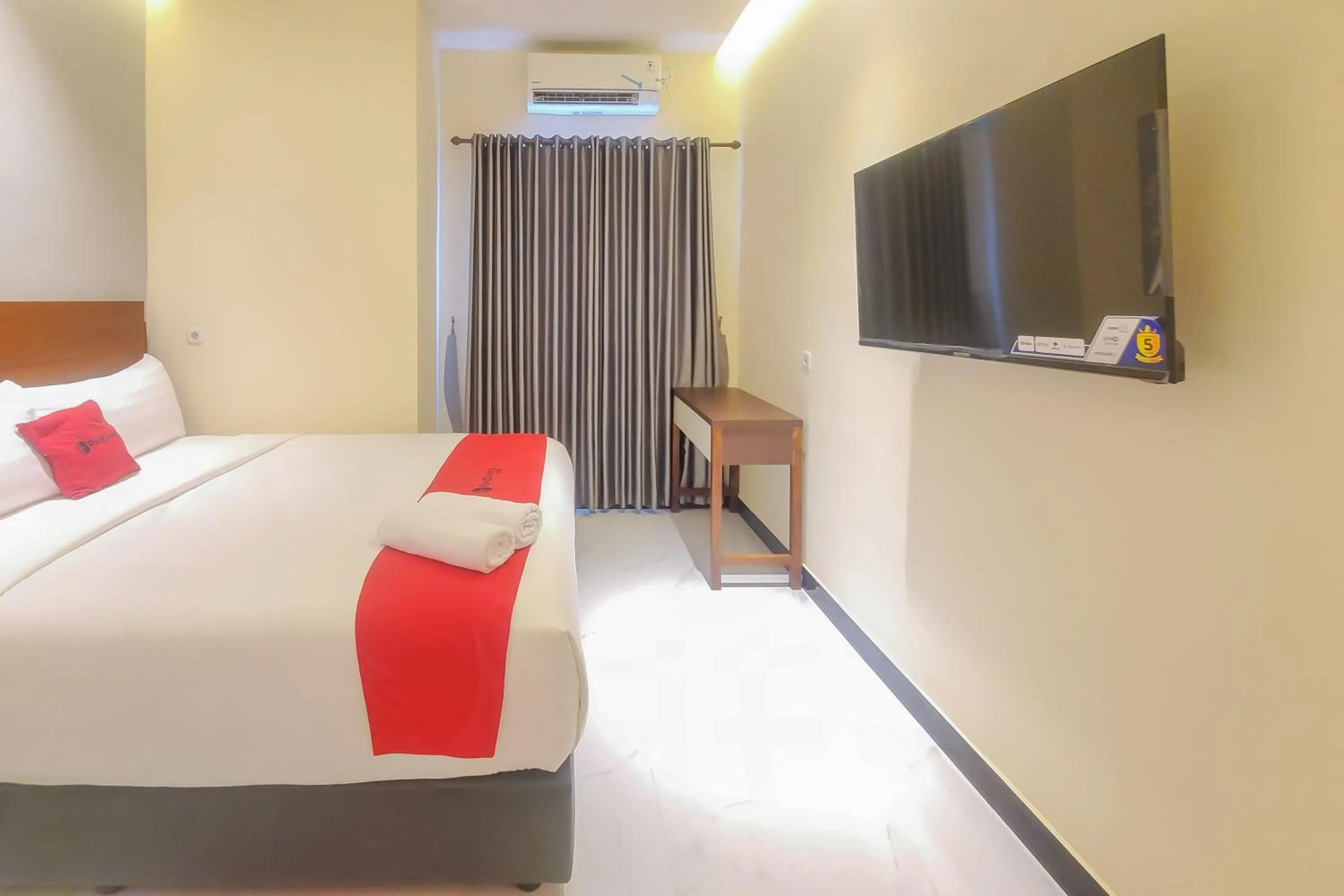 Bedroom, Bed in RedDoorz Plus @ UNO Jalan Merak Samarinda