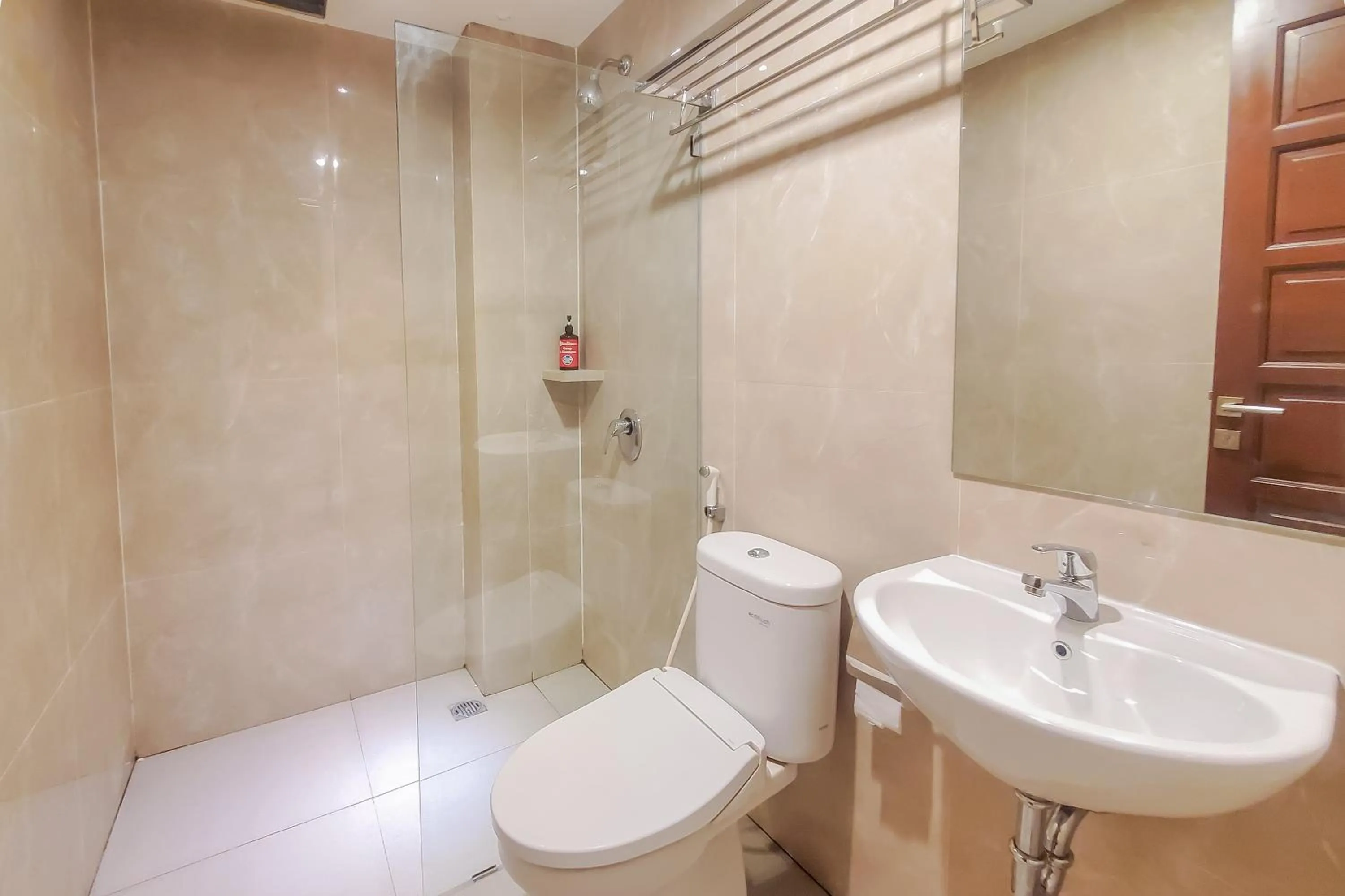 Bathroom in RedDoorz Plus @ UNO Jalan Merak Samarinda