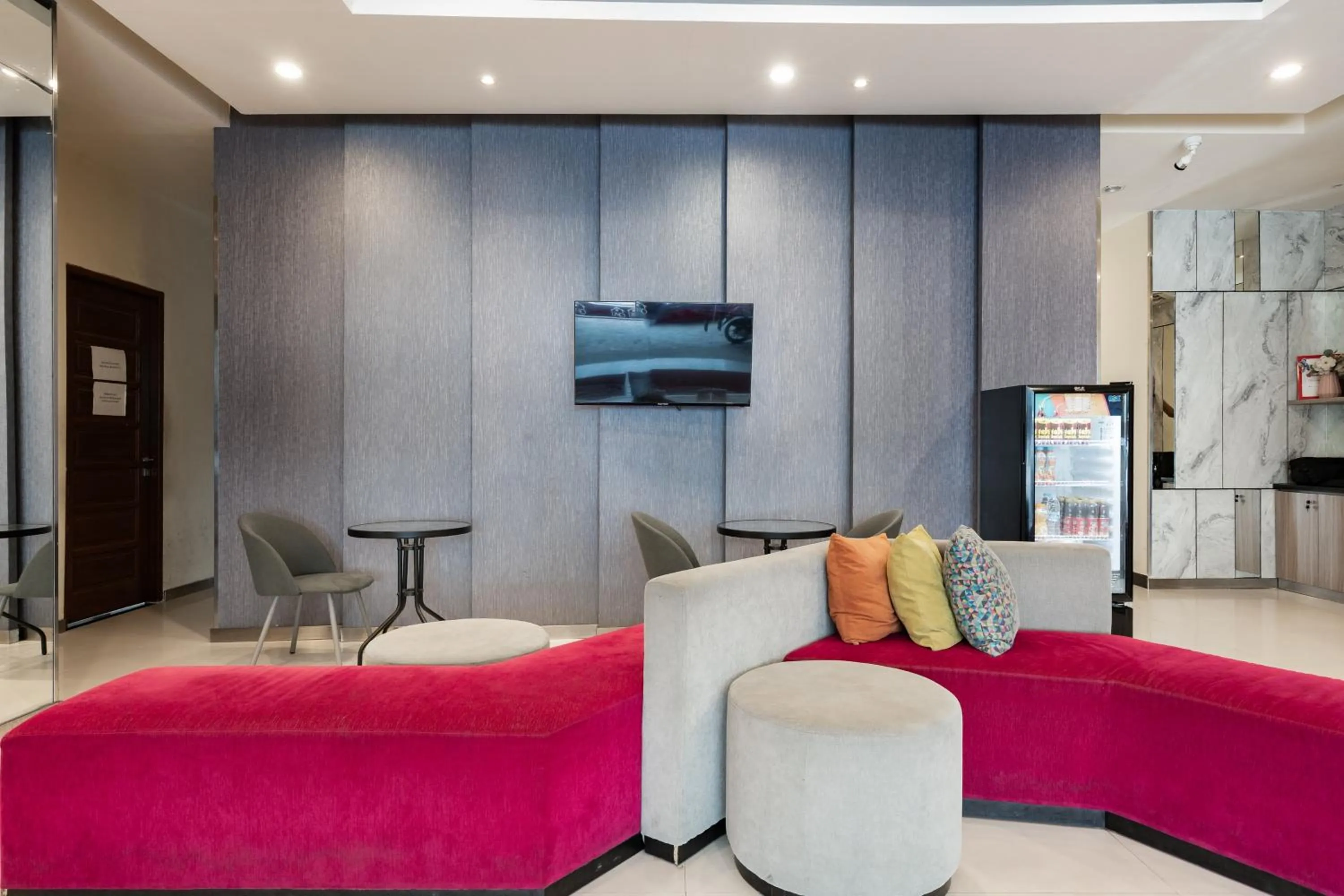 Seating area in RedDoorz Plus @ UNO Jalan Merak Samarinda