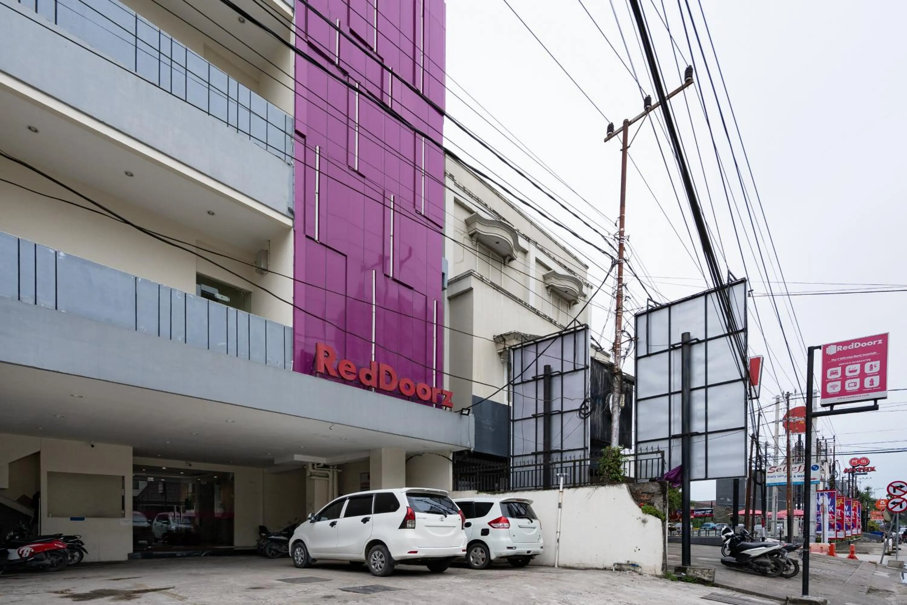 Facade/entrance in RedDoorz Plus @ UNO Jalan Merak Samarinda