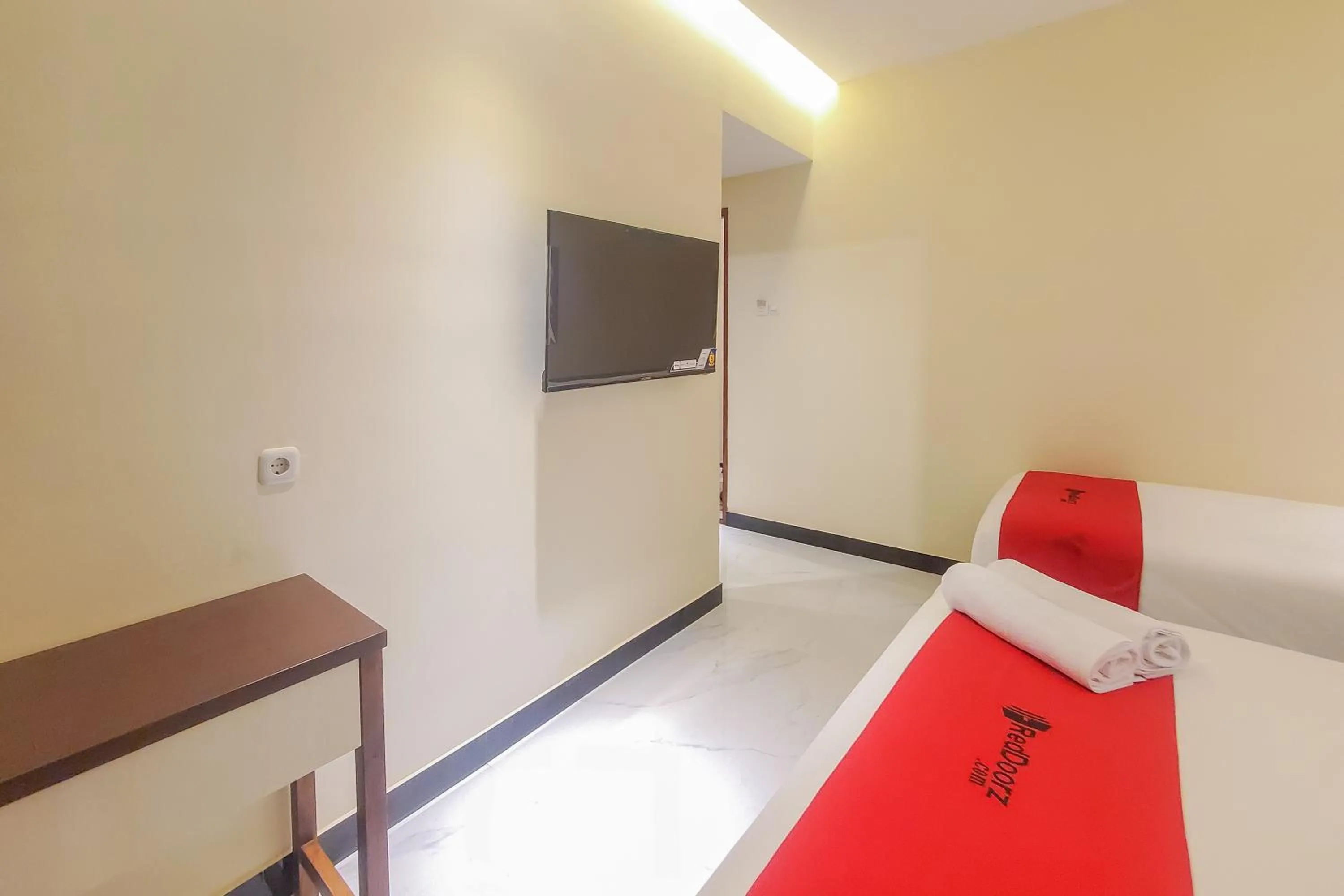 Bedroom, Bed in RedDoorz Plus @ UNO Jalan Merak Samarinda