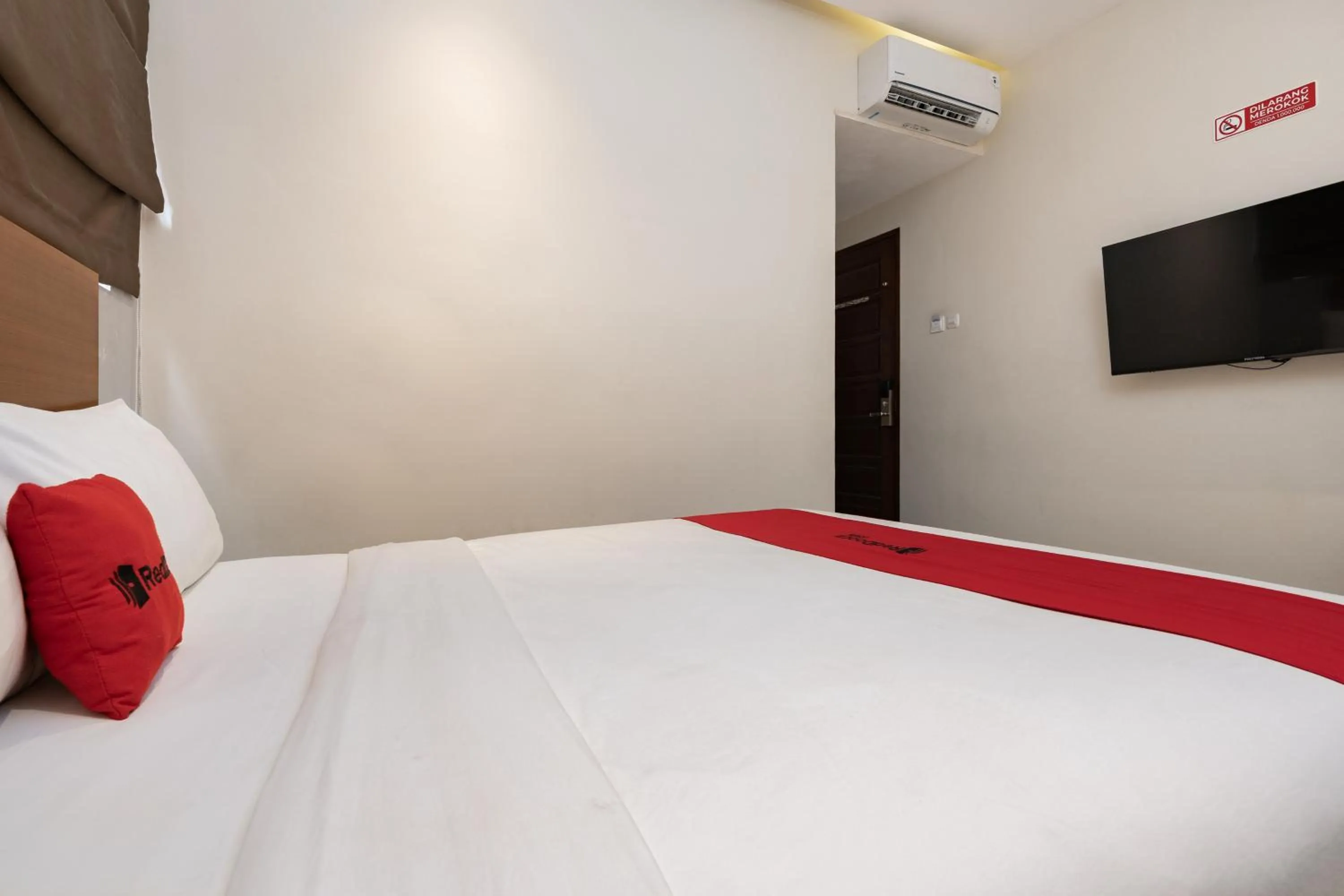 Bedroom, Bed in RedDoorz Plus @ UNO Jalan Merak Samarinda