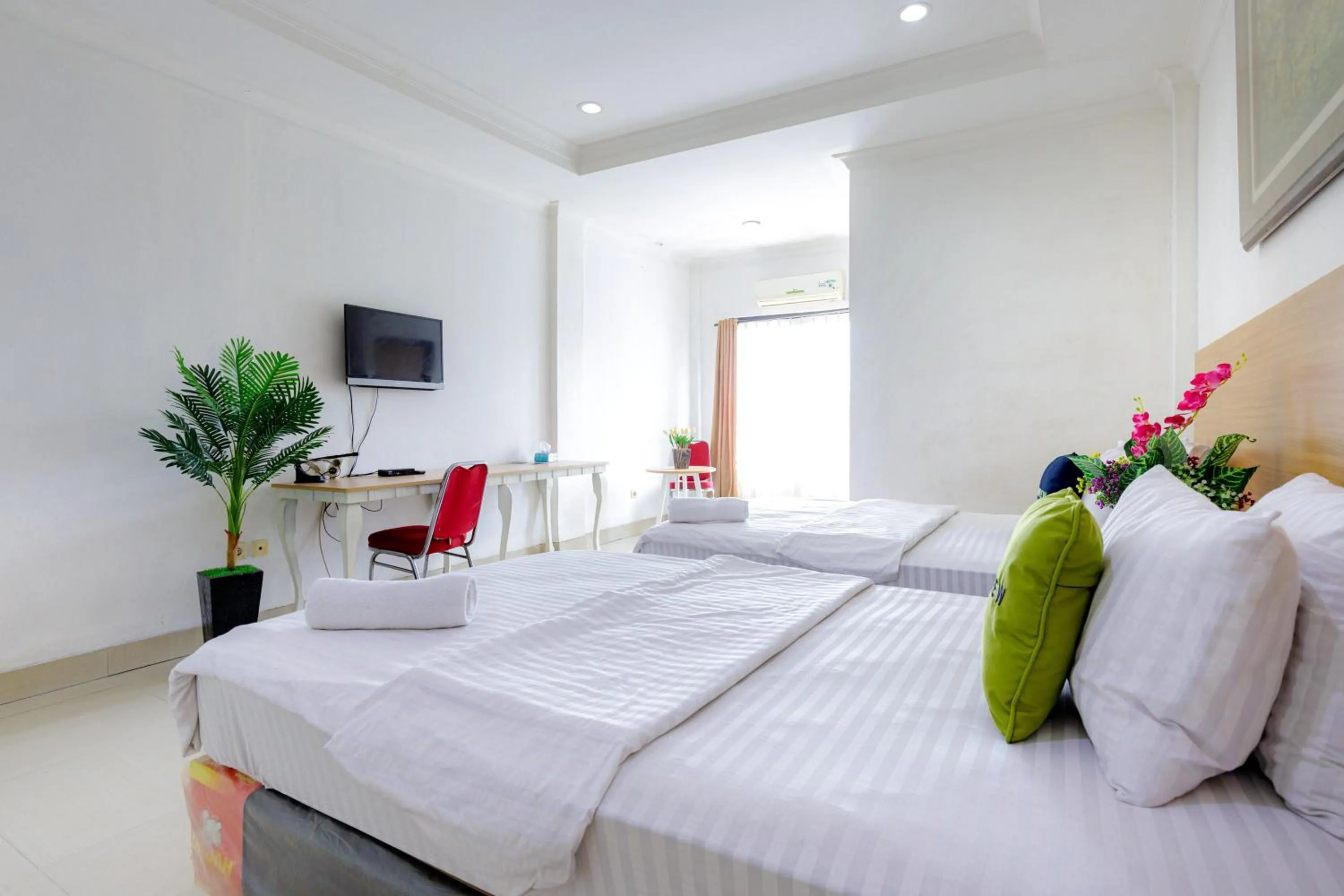 Bedroom, Bed in Urbanview SRB near Mall Ciputra Cibubur by RedDoorz