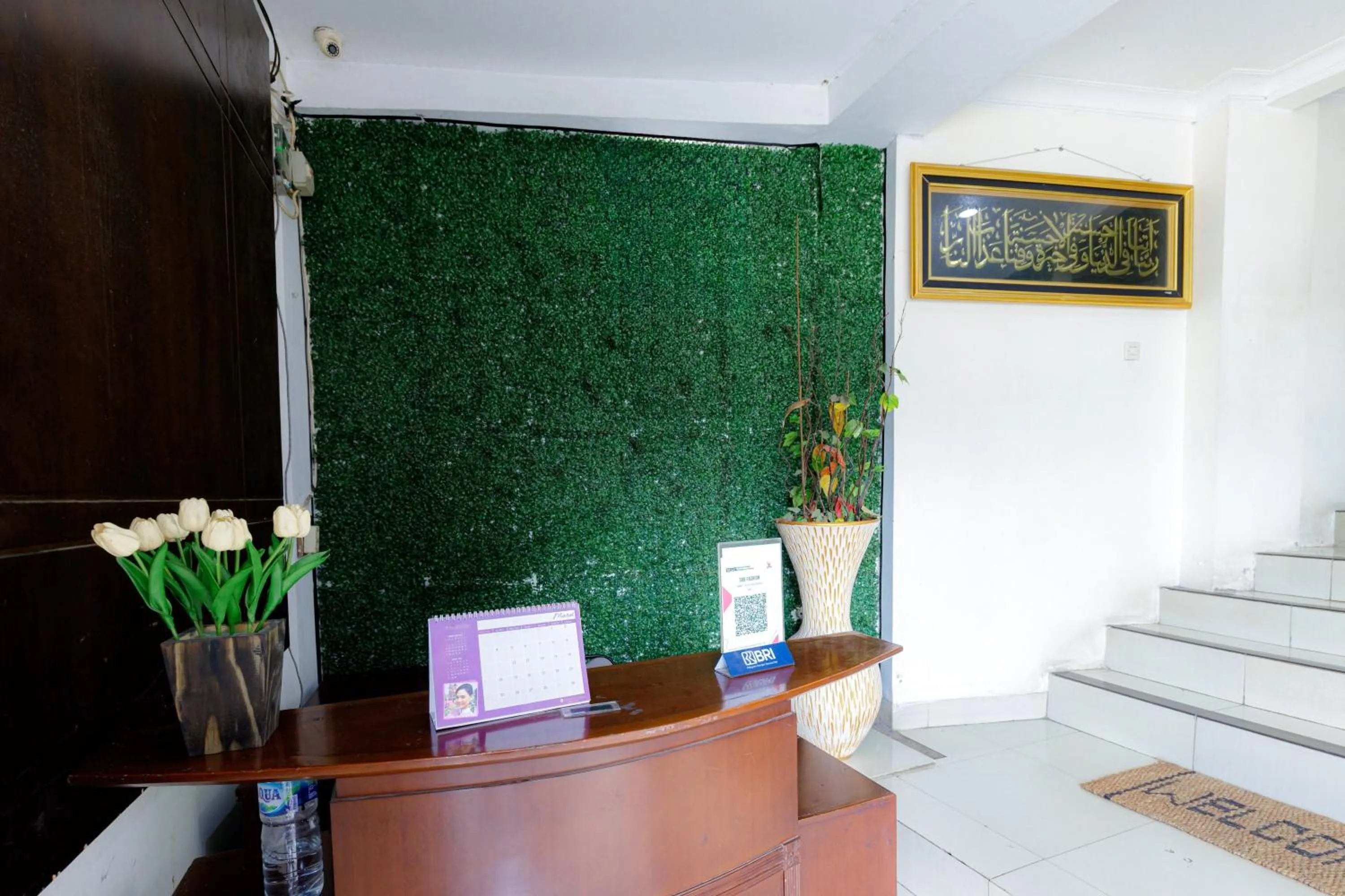 Lobby or reception in Urbanview SRB near Mall Ciputra Cibubur by RedDoorz