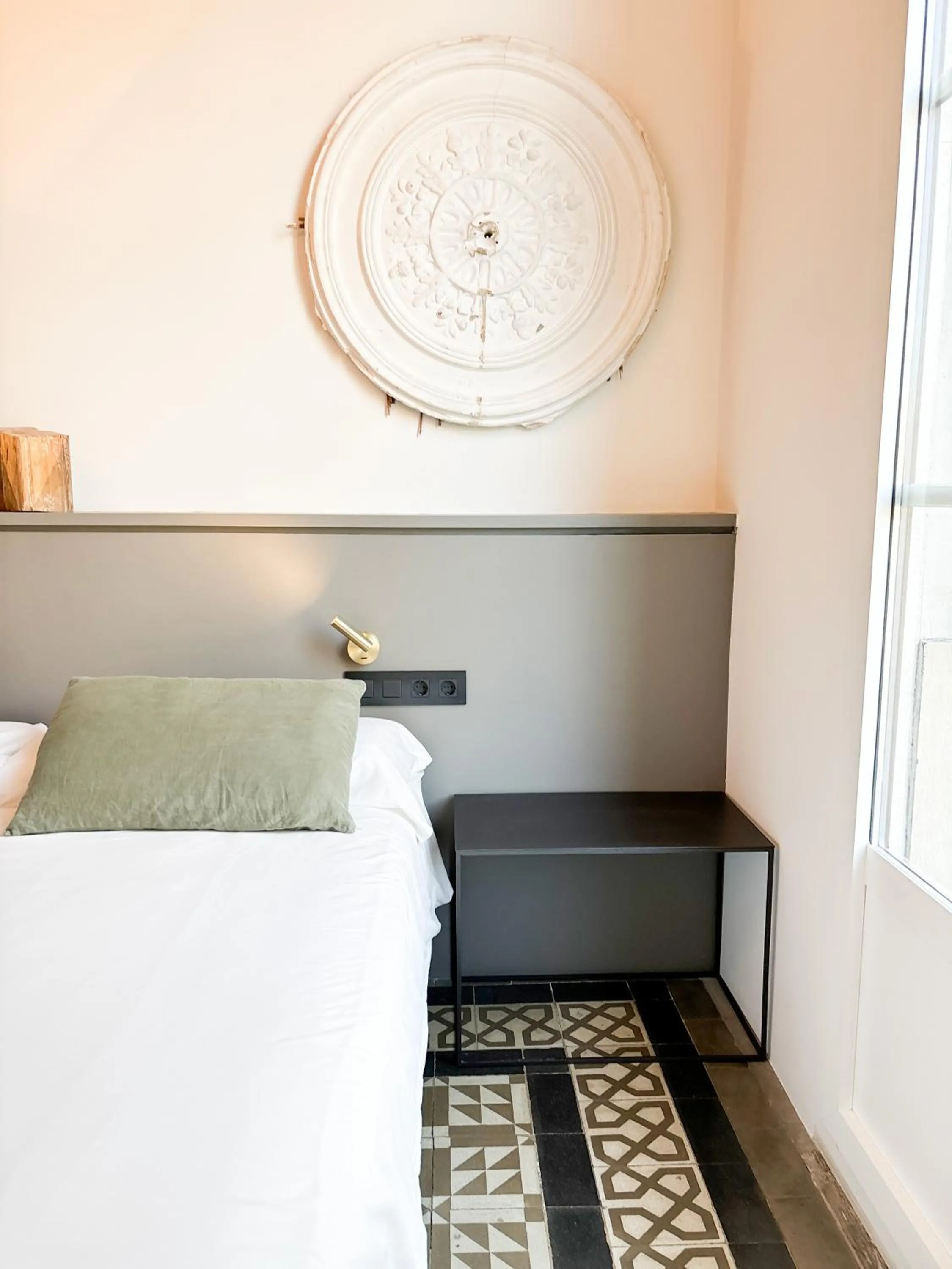 Property building, Bed in Hostal Porxos Garden
