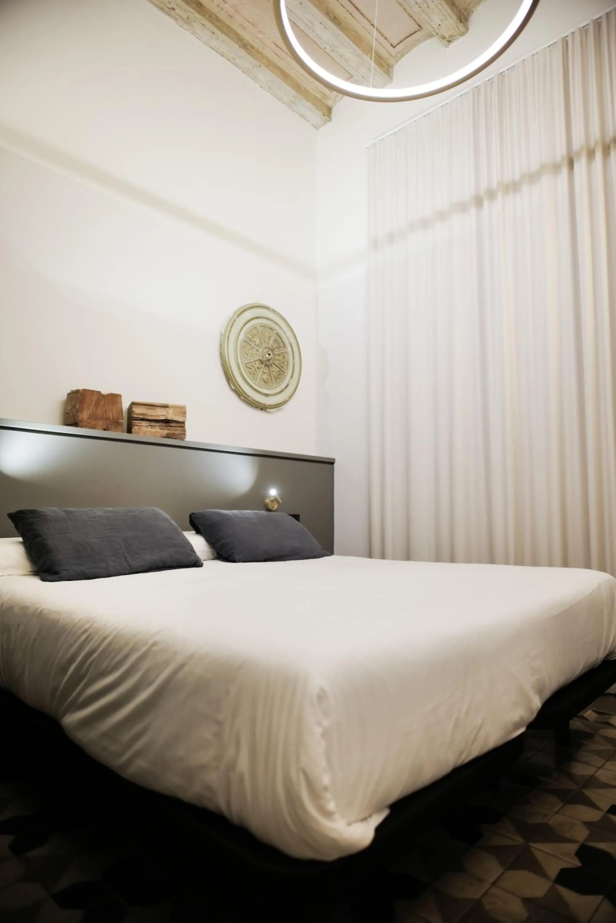 Property building, Bed in Hostal Porxos Garden