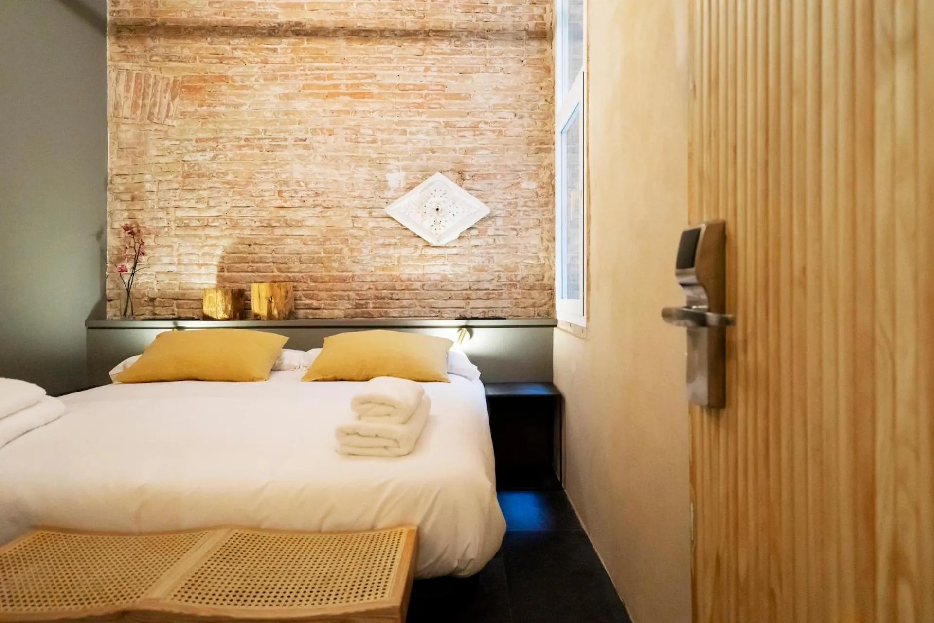 Photo of the whole room, Bed in Hostal Porxos Garden