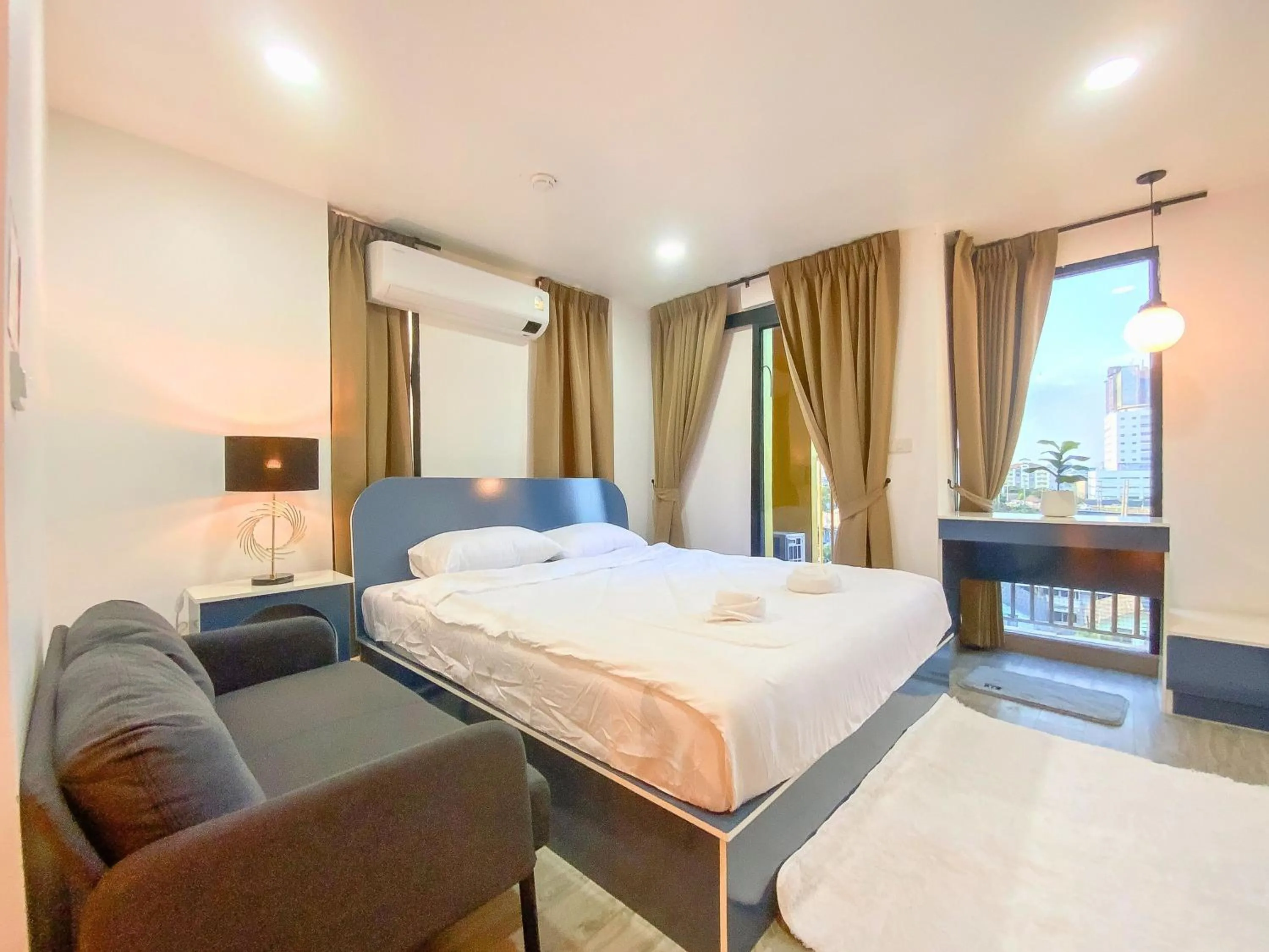 Bed in Goldsmith Bangkok Residence