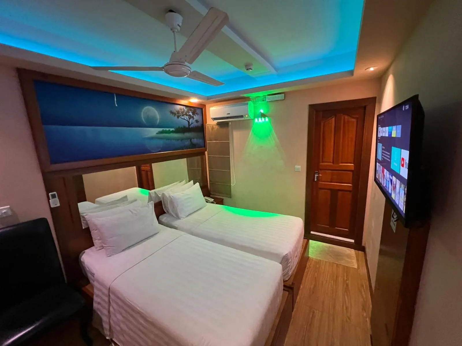 Communal lounge/ TV room, Bed in ZAN Lodge