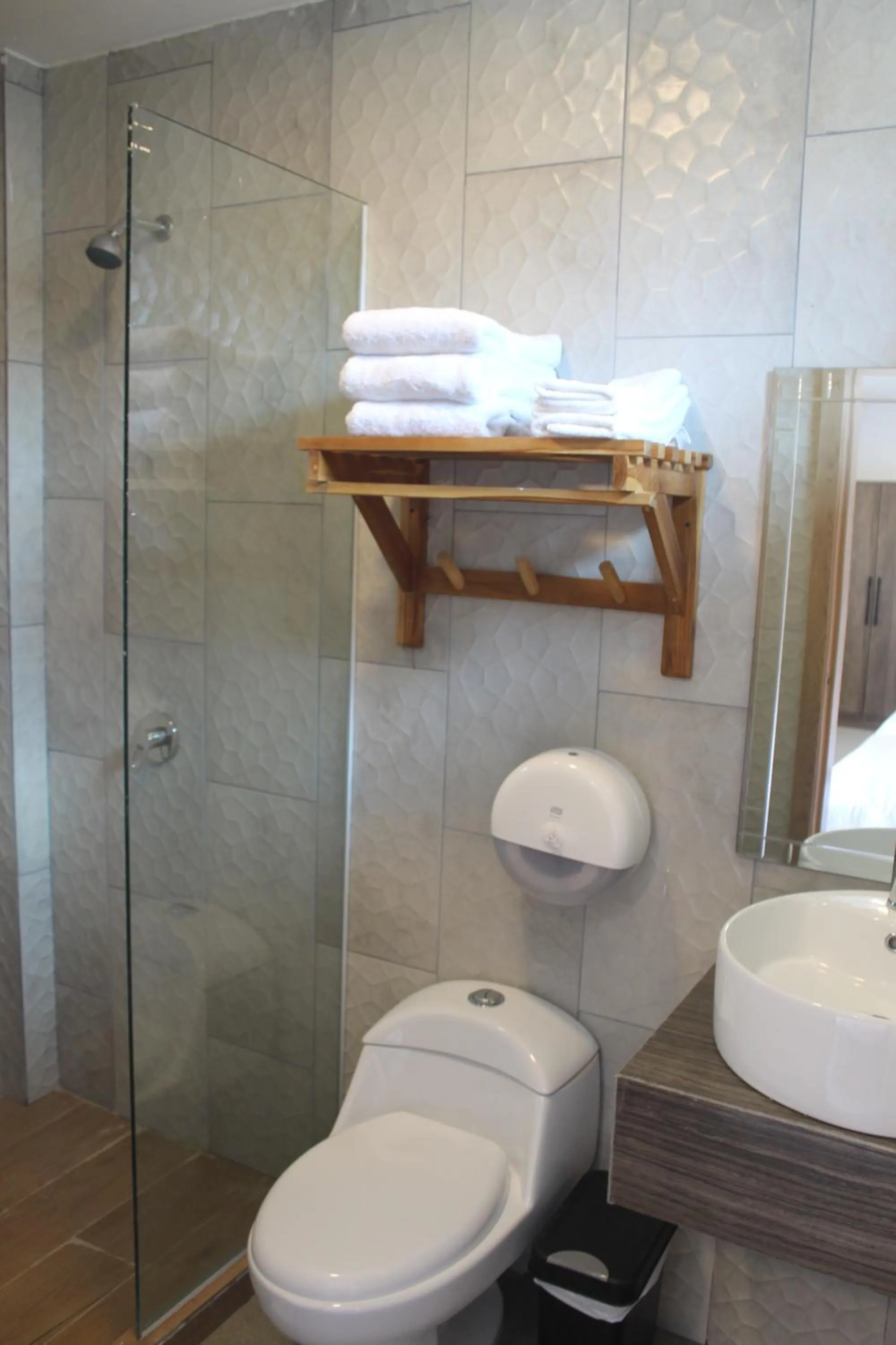 Shower in Hotel Presidente Beach Playas