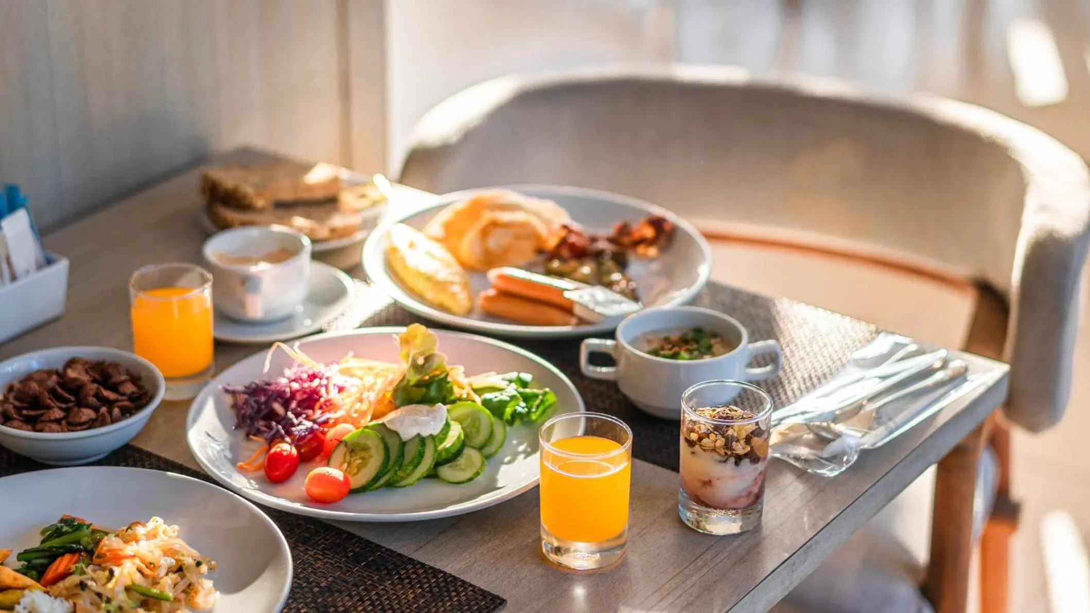 Restaurant/places to eat in Holiday Inn Resort Phuket Karon Beach by IHG