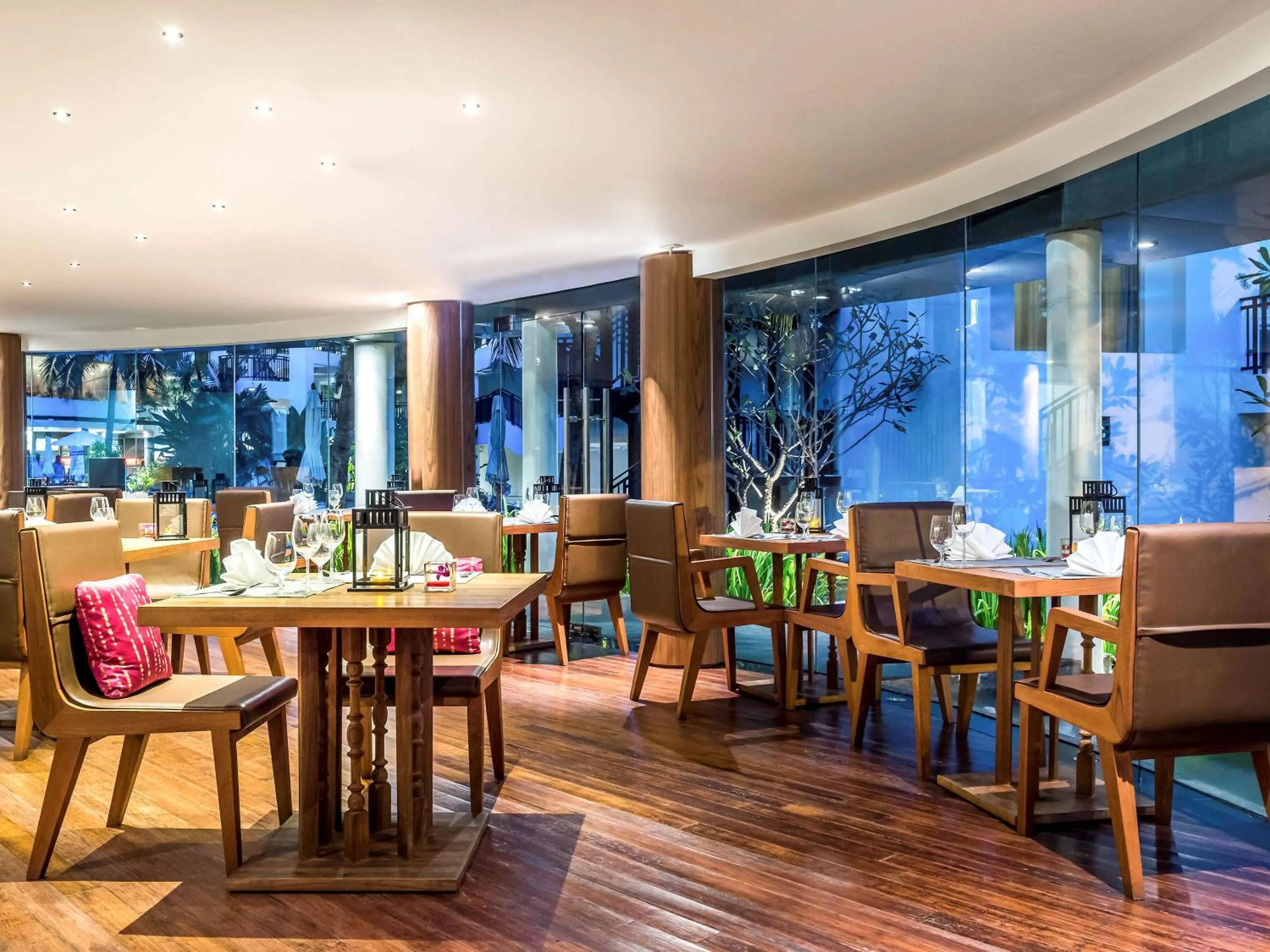 Restaurant/places to eat in Holiday Inn Resort Phuket Karon Beach by IHG