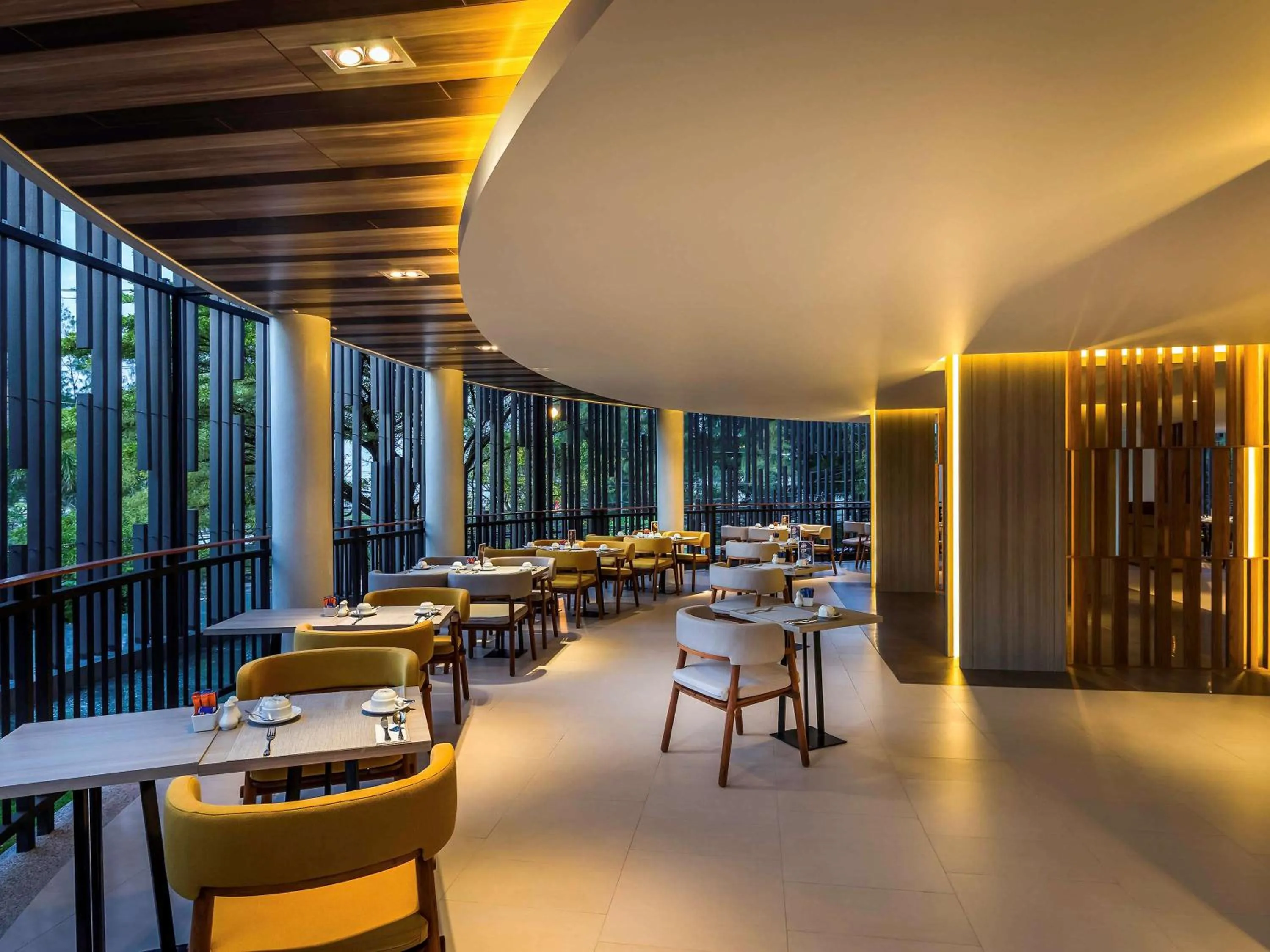 Restaurant/places to eat in Holiday Inn Resort Phuket Karon Beach by IHG
