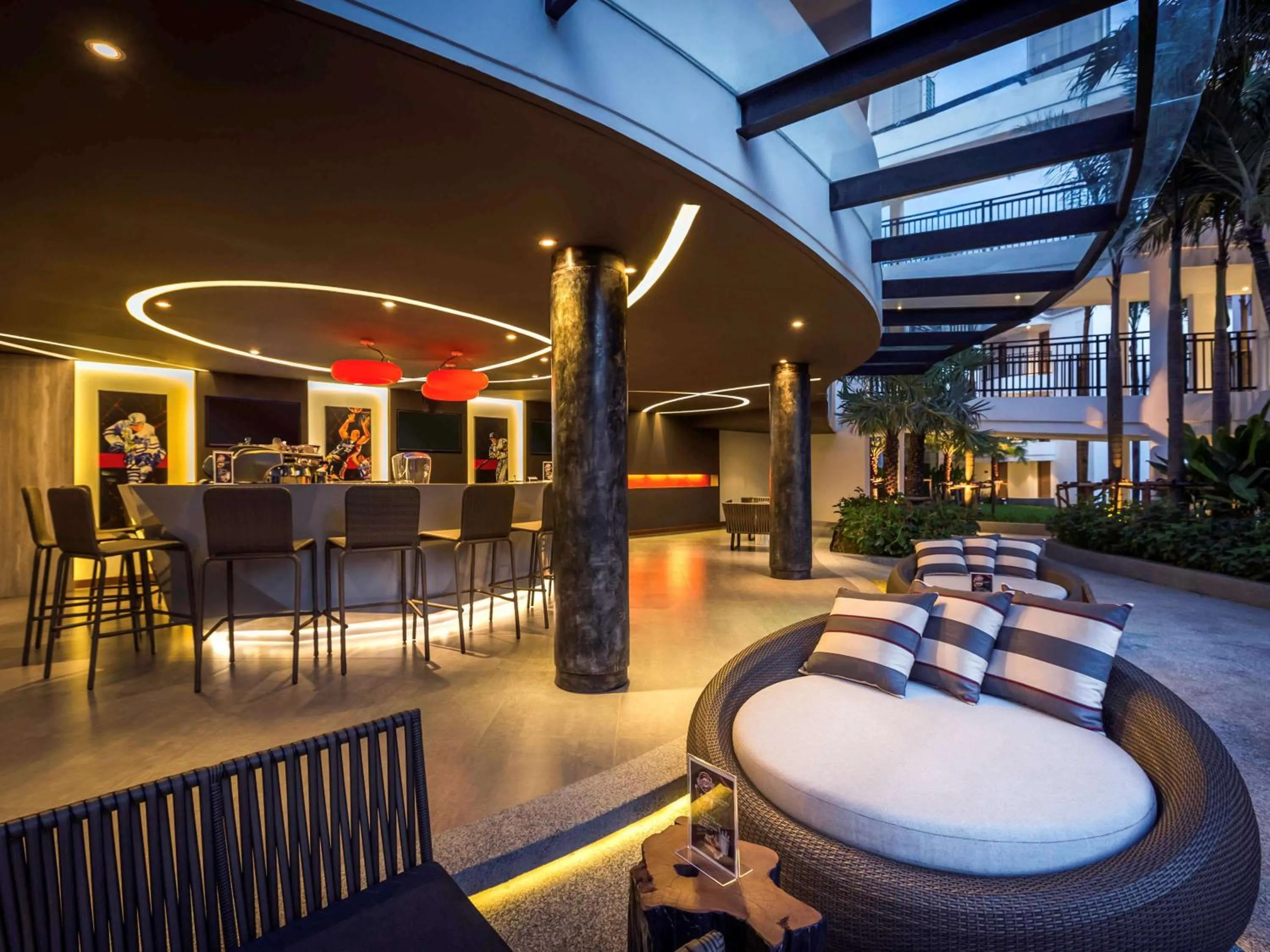 Lounge or bar in Holiday Inn Resort Phuket Karon Beach by IHG