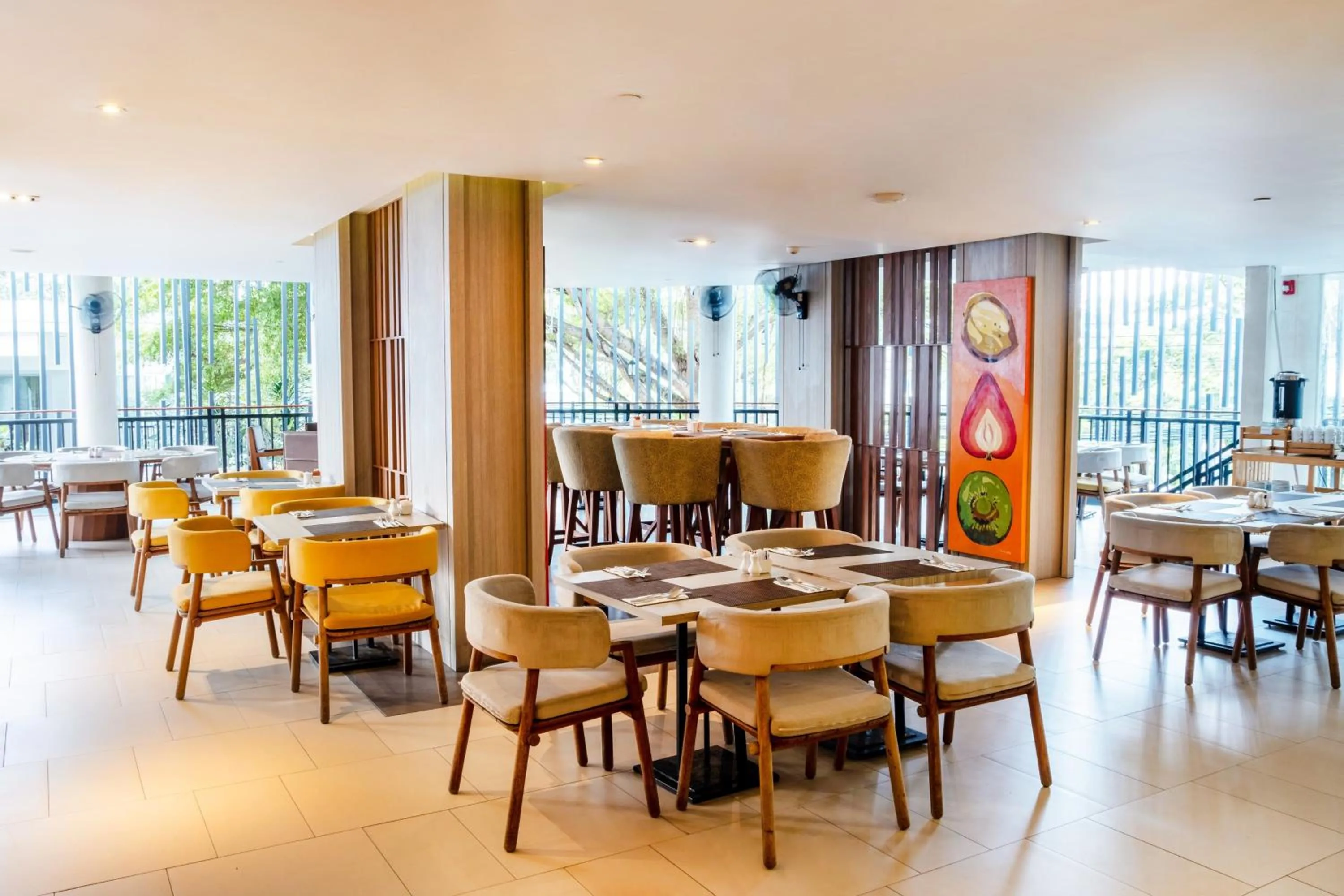 Restaurant/places to eat in Holiday Inn Resort Phuket Karon Beach by IHG