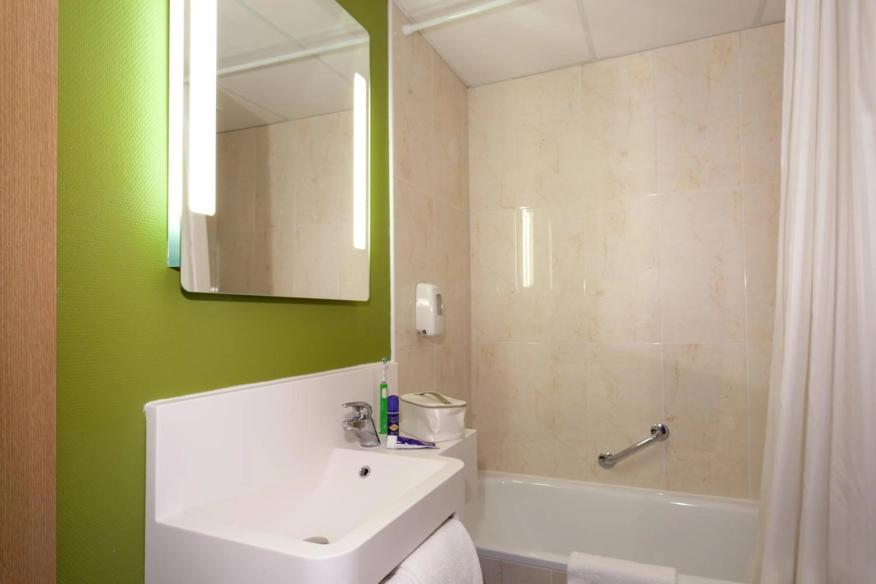 Bathroom in B&B HOTEL Nîmes Ville Active, parking sécurisé gratuit