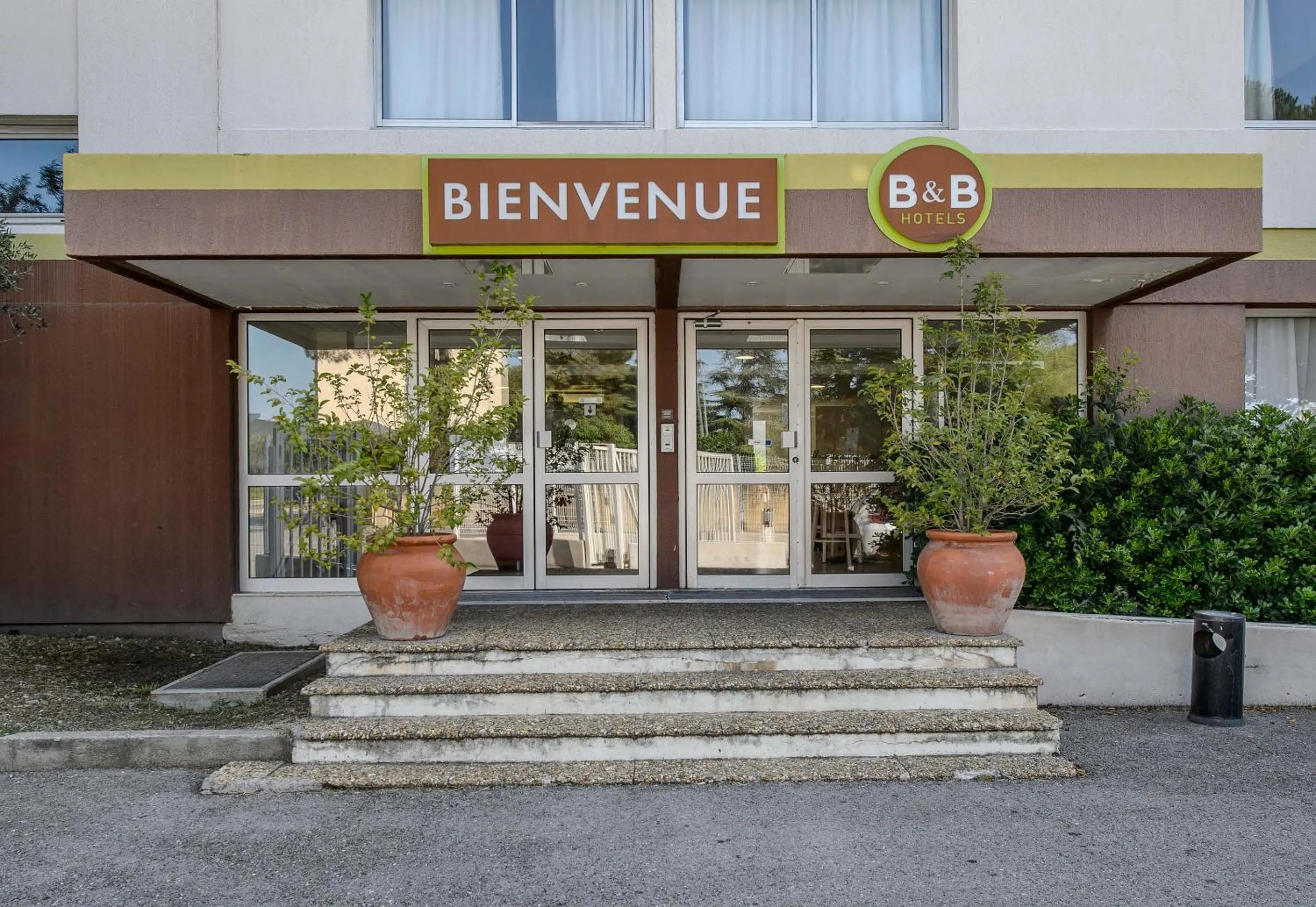 Facade/entrance in B&B HOTEL Nîmes Ville Active, parking sécurisé gratuit