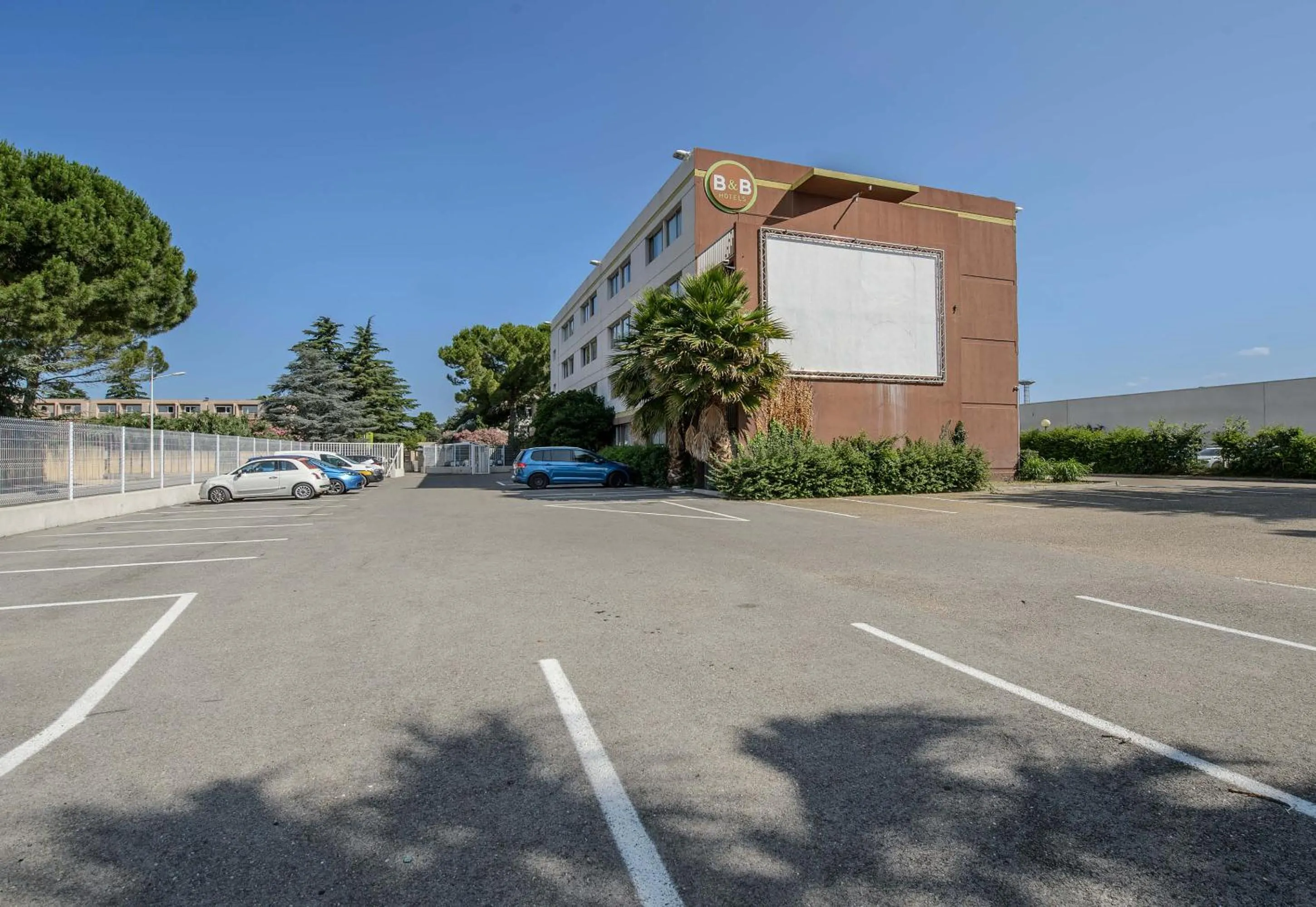 Parking in B&B HOTEL Nîmes Ville Active, parking sécurisé gratuit