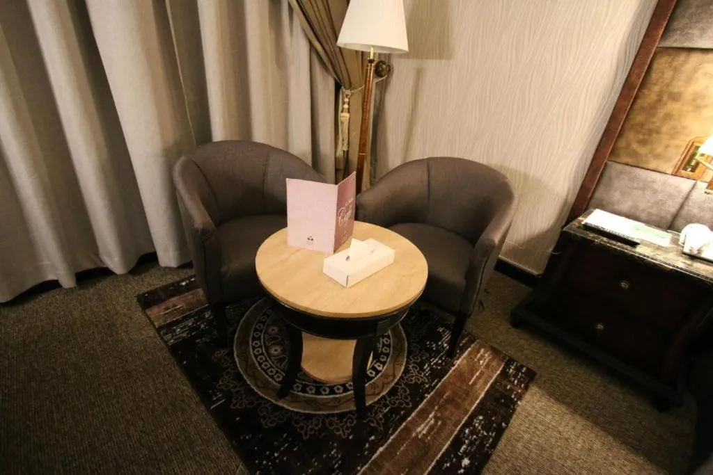 Living room in Knight Armour Hotel