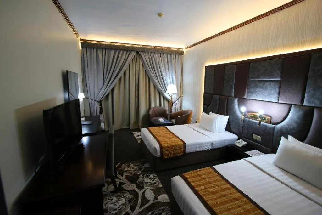 Bedroom, Bed in Knight Armour Hotel