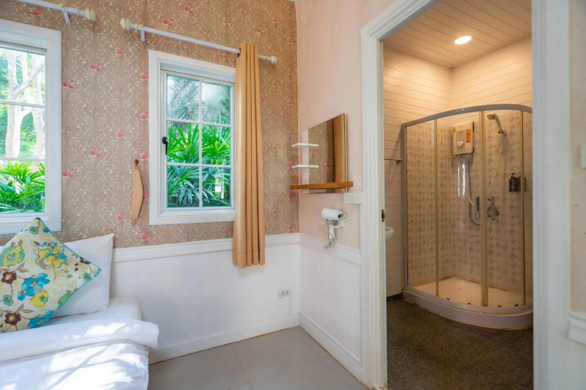 Bathroom, Bed in Puprai Tarnnarm Resort