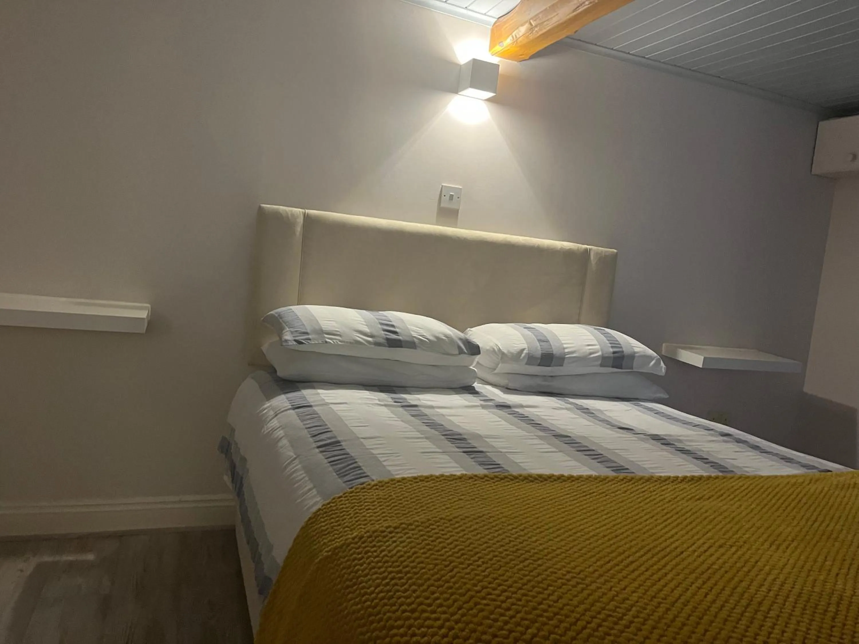 Bed in Ferry House Holidays