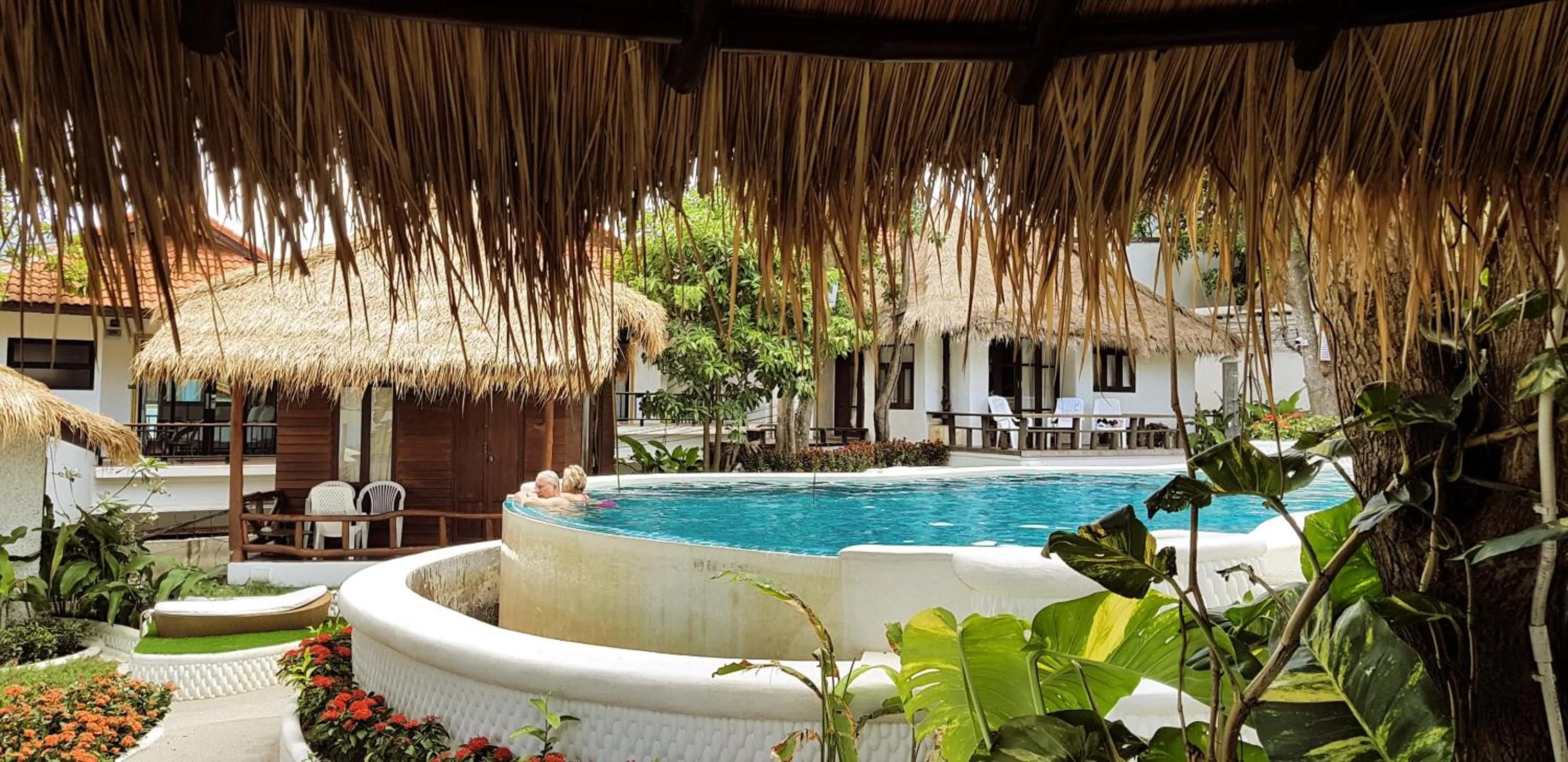 Swimming pool in Clear View Resort