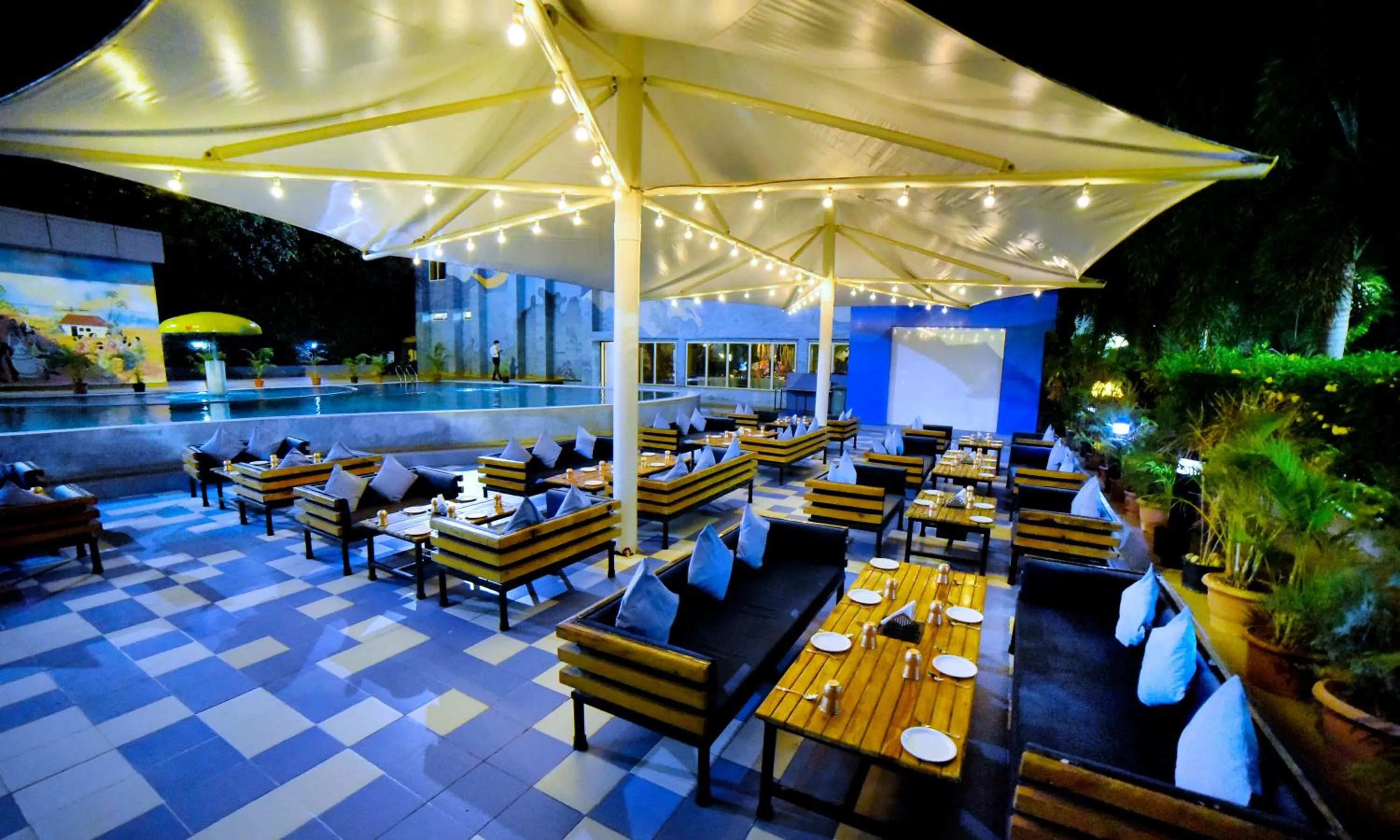 Restaurant/places to eat in Carnival Resort
