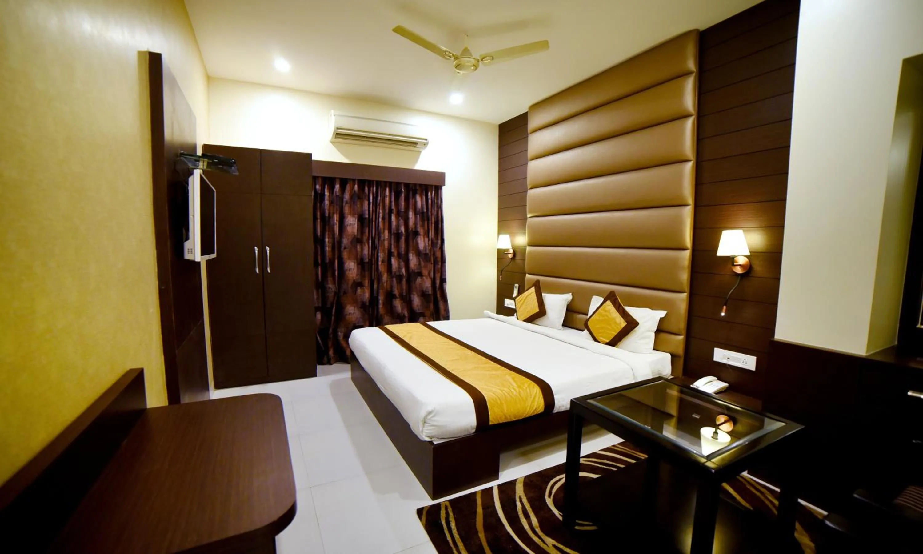 Photo of the whole room, Bed in Carnival Resort