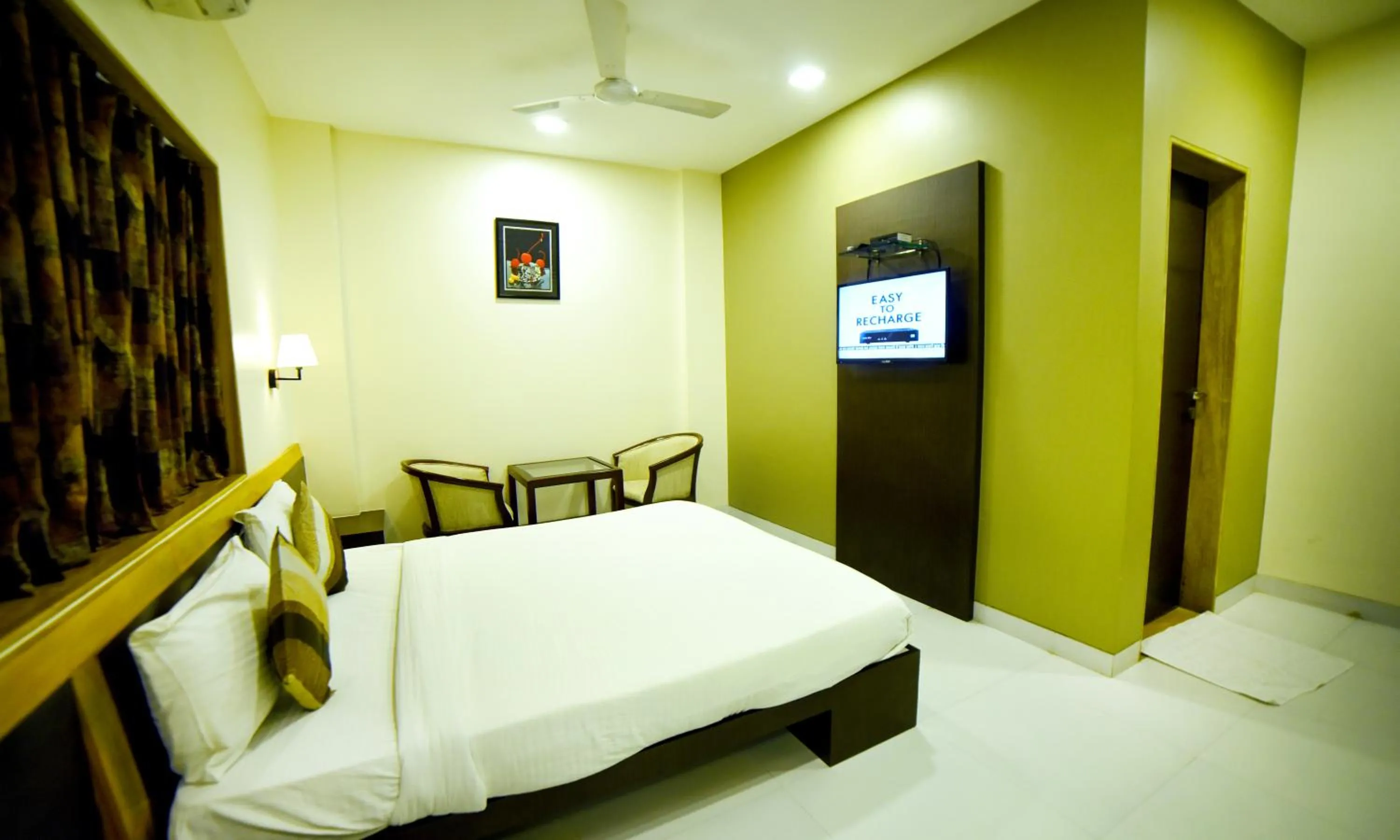 Photo of the whole room, Bed in Carnival Resort