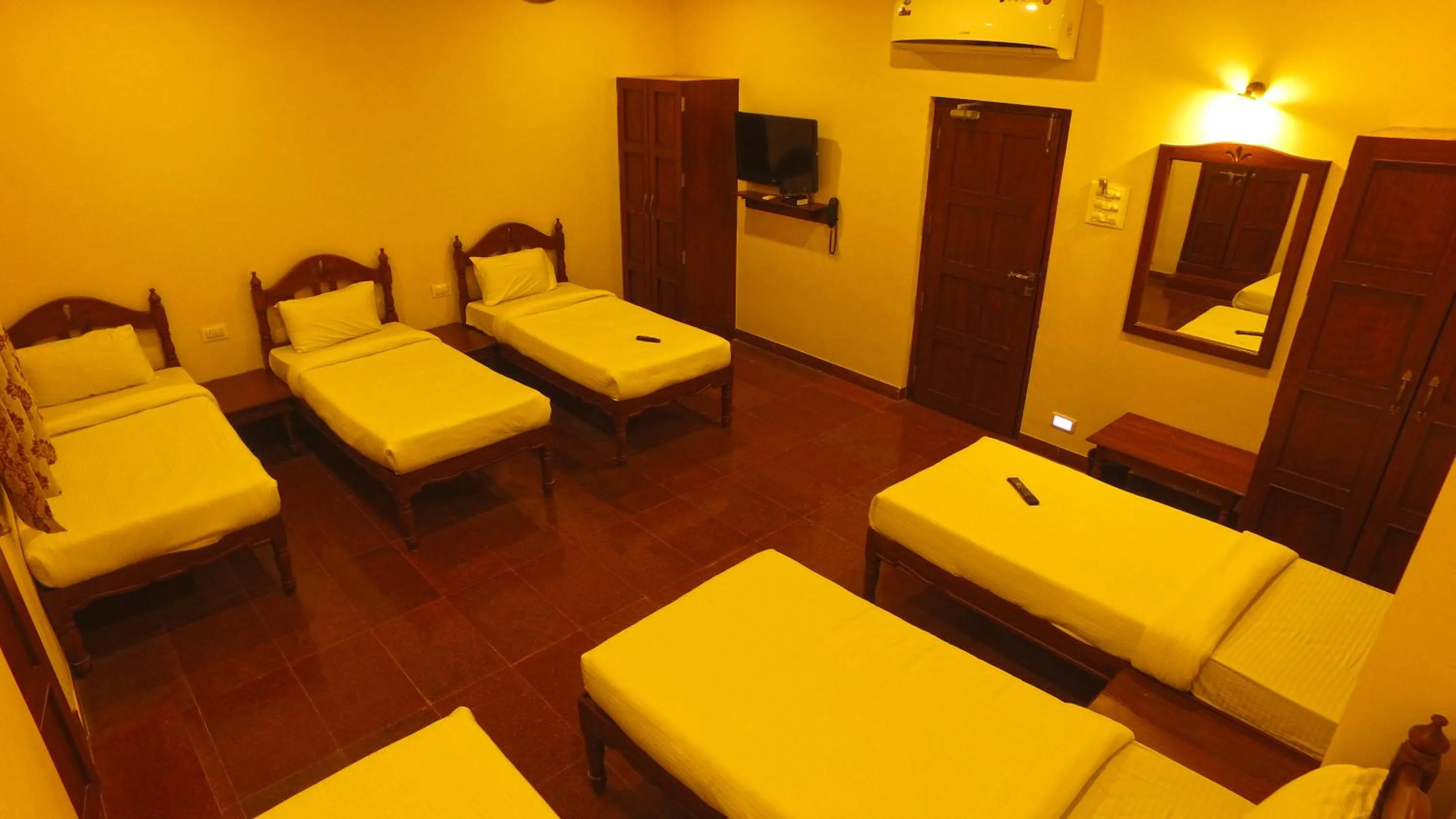 Photo of the whole room, Bed in Carnival Resort